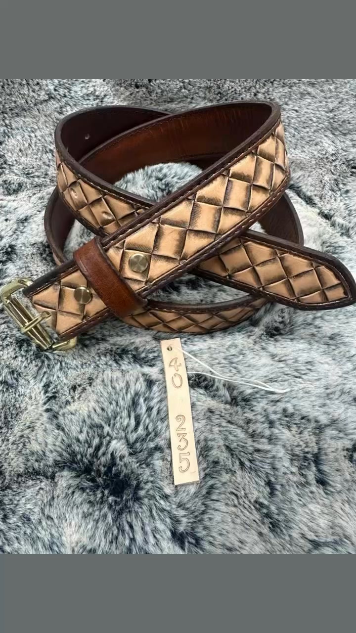 Finish photo shit:
Fresh off the bench and ready to roll — Size 40.
Hand-tooled basket weave in a natural oil finish, dressed up with a dark brown antique to make those tooling details pop like they’ve actually got something to say.
Border, edges, and back? Hit with Fiebing’s dark brown Pro Dye—because if you’re gonna do it, you might as well do it like you mean it.
$235 (plus tax & shipping)