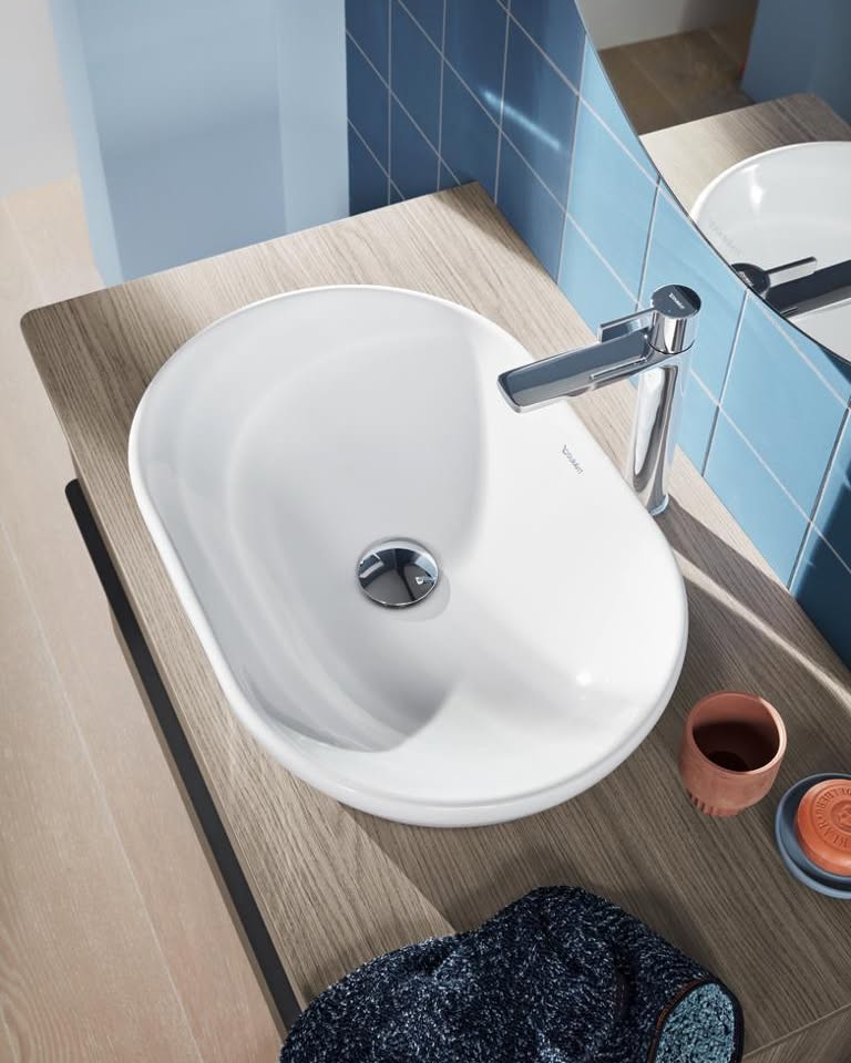 Versatile yet purposeful at the same time: regardless of which design trends develop in the bathroom, Duravit's D-Neo captivates with its holistic nature. The Oak Terra furniture color tone of the vanity unit and the semi-tall cabinet sets new trends, and the generous oval washbowl also gives the washing area a modern feel. #Duravit #DNeo #luxurybathrooms #Duravitbathrooms #bathroomdesign