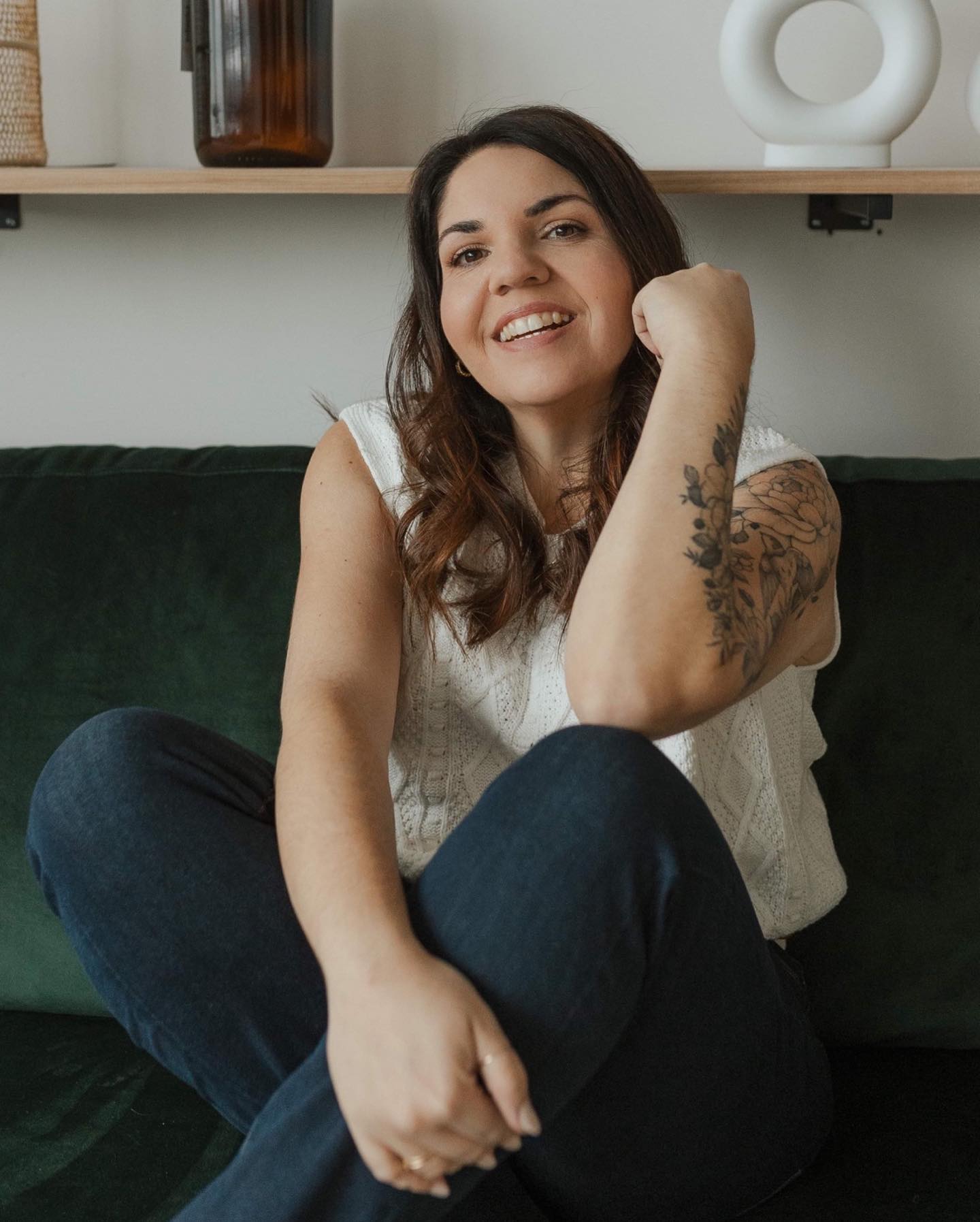 C’est ma fête 🎉 👑🍾🥂
38 ans! #stillyoungandbeautiful ✌️
Je me suis fait un beau cadeau cette année : je me suis donné la permission de ralentir.
Après une 2022 qui c’est terminée sur la limite du burn-out,
je viens de terminer 3 semaines de vacances, j’ai intentionnellement moins booké mon été de mariages et de séances.
Mon corps a été clair et je l’ai écouté!
Je suis toujours aussi animée par mes projets professionnels mais avec le désir de me retrouver avec moi-même, ma famille et mes amis.
Je veux me crée de l’espace pour créer de nouveaux projets professionnels.
.
.
Cette année quelque chose m’a surprise.
Beaucoup de gens m’ont dit qu’ils me trouvent inspirante. Autant j’ai été flattée que j’ai senti de la pression. De devoir être un role model.
Alors que juste être moi c’est amplement suffisant.
Ben oui, je viens juste de le réaliser.😅
Donc ma 38e année de vie sera consacrée à prendre le temps.
Le temps de créer.
Le temps d’être.
Le temps de vivre .
Si t’as 2 secondes , ça me fait toujours plaisir de te lire ici 👇
.
Images de rêve ; @karrelaubert ❤️