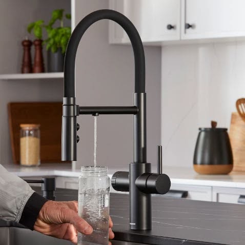 BLANCO's NEW CATRIS faucet is filter-ready and can connect to any filtration system. It's independent drinking water line ensures 100% purified water every time. Not to mention it's stunning semi-professional look will perfectly accent any kitchen style. #BLANCO #BLANCOfaucets #luxuryfaucets #kitchenfaucets #kitchendesign