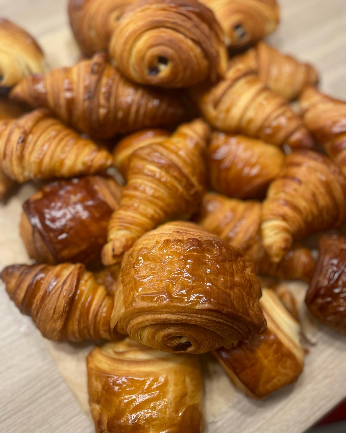 Summer's almost over...isn't it time to indulge again? #viennoiseries available this saturday !dont miss it 🫣😋 #croissant #painauchocolat