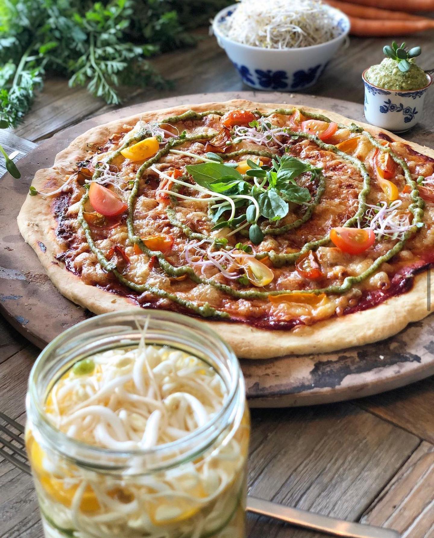 Gör din egen pizza hemma och toppa med groddar och solrospesto - tacka oss senare.
Solrospesto - pesto med solrosskott helt enkelt 🌱🌻
.......
Recept:
125g salta/rostade cashewnötter
0,5 dl olivolja
2 msk citronjuice
1/2 paket (50g) solrosskott .
Mixa först nötter och lägg sedan i övriga ingredienser och mixa tillsammans 🌱
#solros #solrosskott #solrospesto #pesto #pizza #hemmagjordpizza #hemmagjort #groddar #sprouts