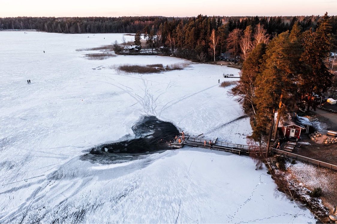 Aina sitä ei edes muista, kuinka hienoja Suomen kaikki neljä vuodenaikaa ovat ? Tämäkin aika tulee taas, ja onneksi Pakkasparatiisissa voi jo harjoitella etukäteen ?
#takaisinheittomaanantai 
#järvelä 
#avantouinti 
#turku 
#visitturku 
#sauna 
#iceswimming❄️❄️❄️ 
#finnisharchipelago 
#finnishnature