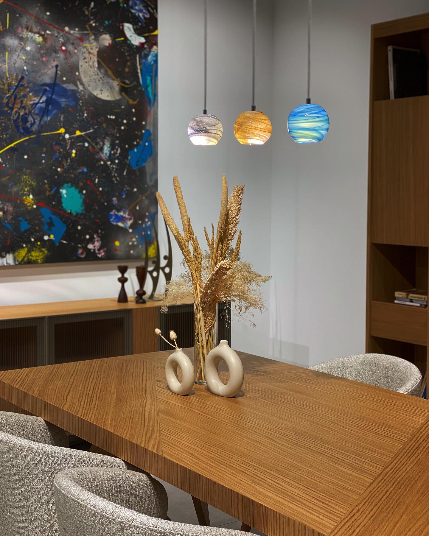 Experience a world of inspiration and creativity at the URBANALOJİ store, located within the HOM Design Center to discover our exquisite collection of Space series.
📸: @urbanoloji 
.
.
.
.
.
.
.
#space #spacecollection 
#pendantlights #pendants #pendantlamp #lampdesign 
#glassart #handblownglass #galaxy #interior #shopping #homedecoration #homedesign #housedesign #lightingdesigner #maiizen #architecture #archilovers #dinnertable