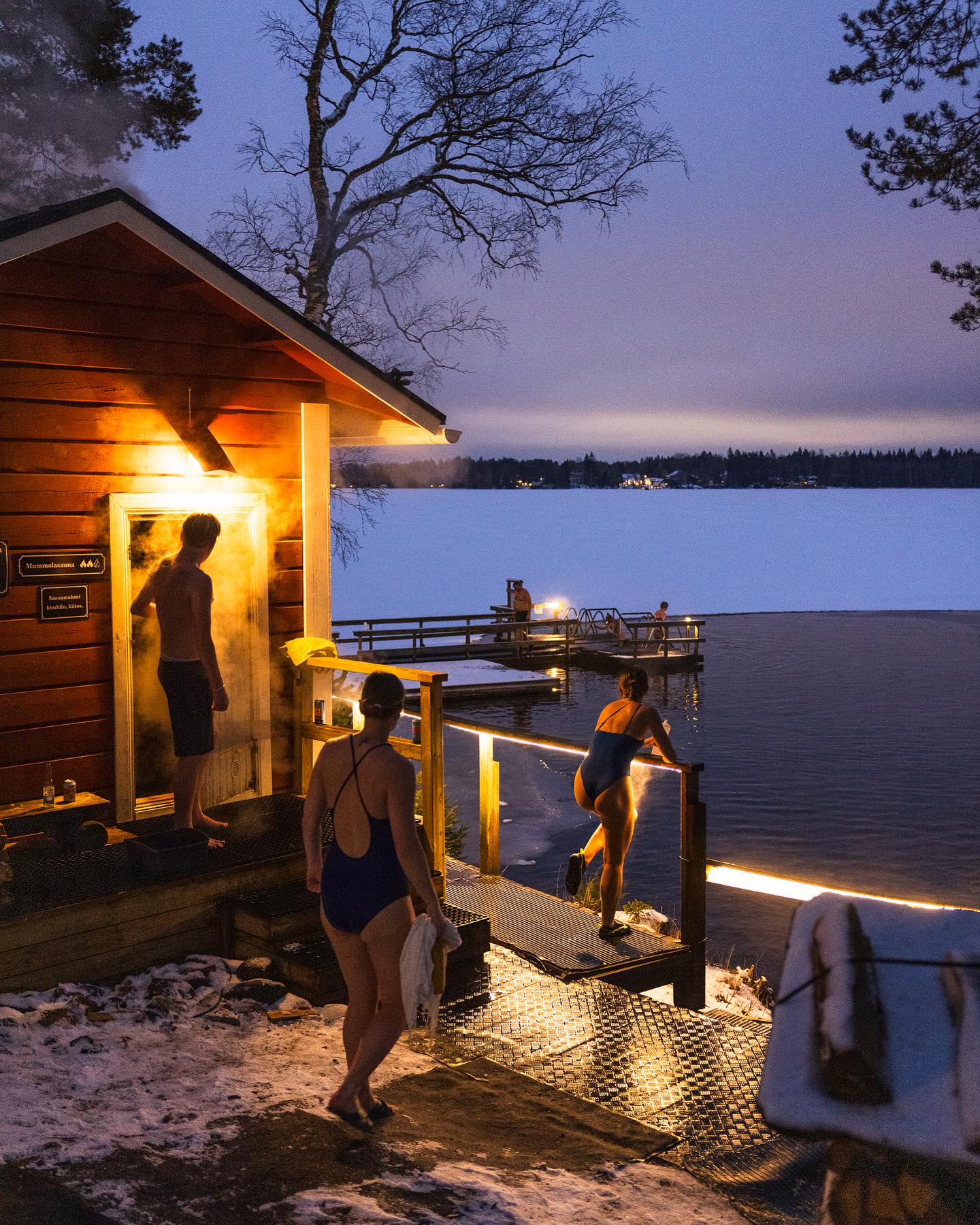 Mummolasauna, avanto ja talvi-illat ?
Photo by @anttipartanen 
#avantouinti 
#visitlieto 
#visitturku❤️ 
#visitkaarina 
#avanto 
#sauna 
#visitfinland 
#talvi 
#winter 
#yleinensauna 
#vanhassauna 
#järvelä