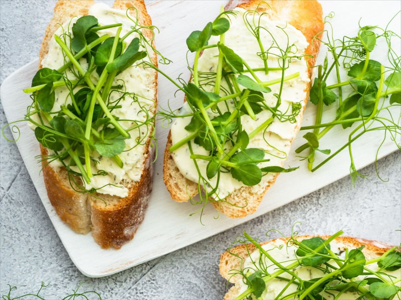 Har du provat våra ekologiska ärtskott? 🌱
Våra ekologiska ärtskott är en riktig favorit på smörgåsen, i salladen eller som garnering på din middag!
Ett fint, mjällt skott med krispig och frisk smak som kan adderas som både smakförhöjare och dekoration till varje måltid 🌱
#ärtskott #eko #ekologiskt #frånsverige # närodlat #svenskodlat #nyttogrönt