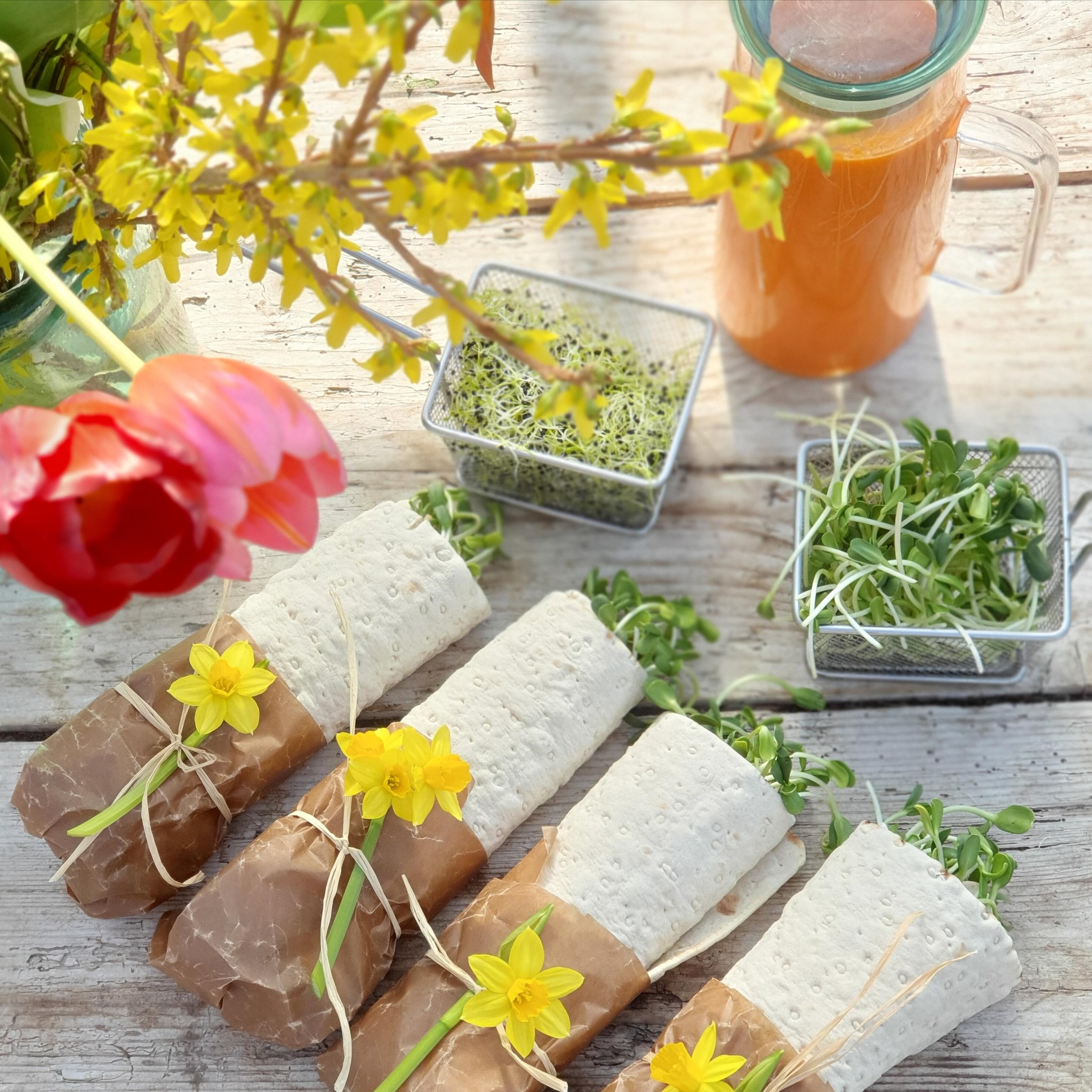 Glad Påsk 🐣
Här kommer ett picknicktips för det stundade vårvädret ☀️
Tunnbrödsrullar med en god röra och groddar/skott! 🌱
Enkelt att ha med sig, mättande och gott.
Fyll tunnbrödsrullarna med valfri röra och lägg på groddar eller skott för extra krisp och smak!
Lax med creme fraishe och rödlök, avokadoröra med ägg och chili eller någon färskost du gillar, bara fantasin sätter gränser! 🌱
#groddar #skott #solrosskott #vitlöksgroddar #polarbröd #svenskodlat #närodlat #eko
Foto: @annikasnaturligating ✨