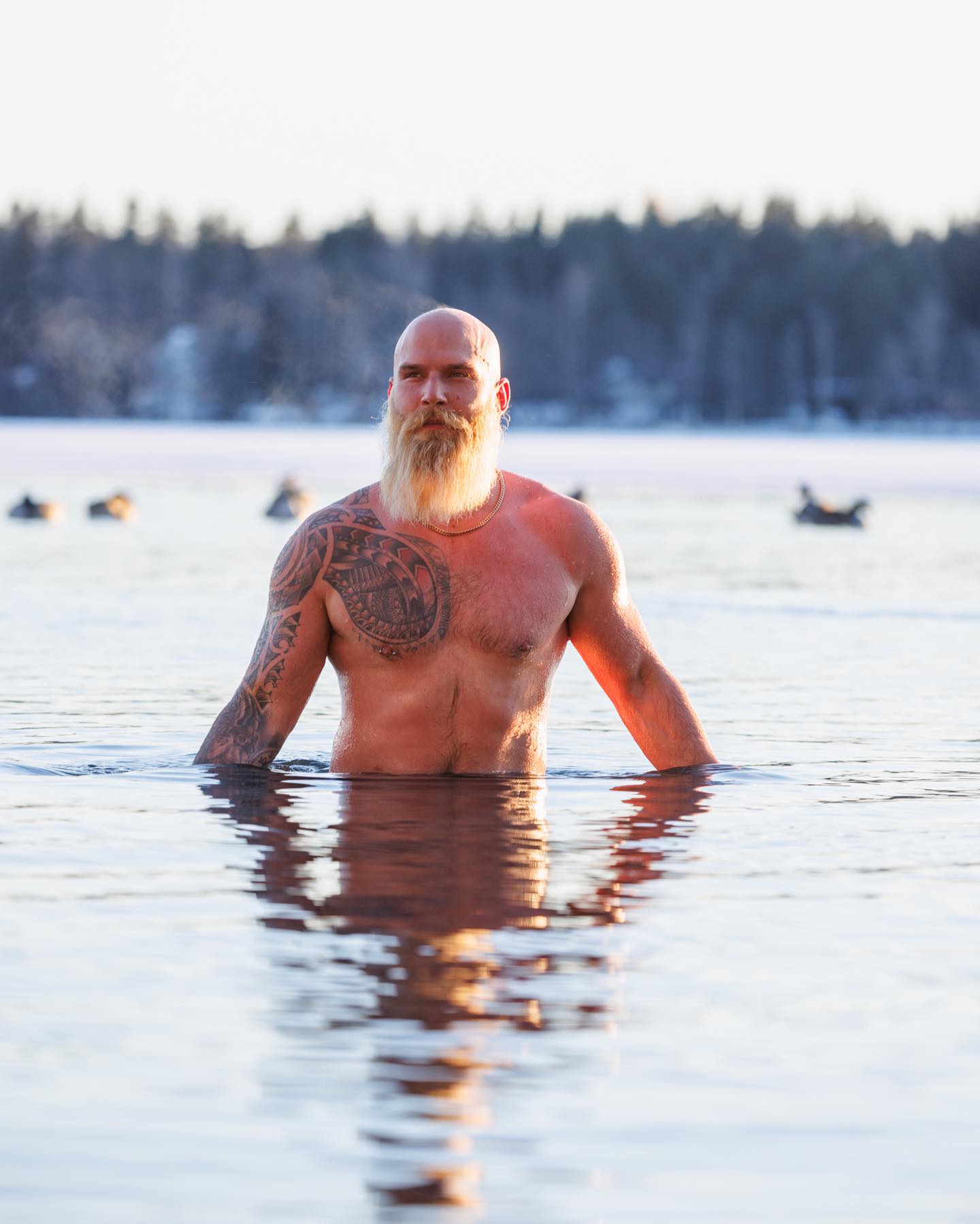 Takatalven tunnelmia. Tervetuloa saunaan ja avantoon Turun kupeessa Littoistenjärvellä ?
Photos by @anttipartanen 
#avanto 
#avantouinti 
#visitlieto 
#talviyllättiautoilijat 
#kylmäuinti 
#kevät 
#talvieilopu 
#visitturku❤️ 
#turku 
#sauna 
#yleinensauna 
#visitfinland 
#winter 
#publicsauna