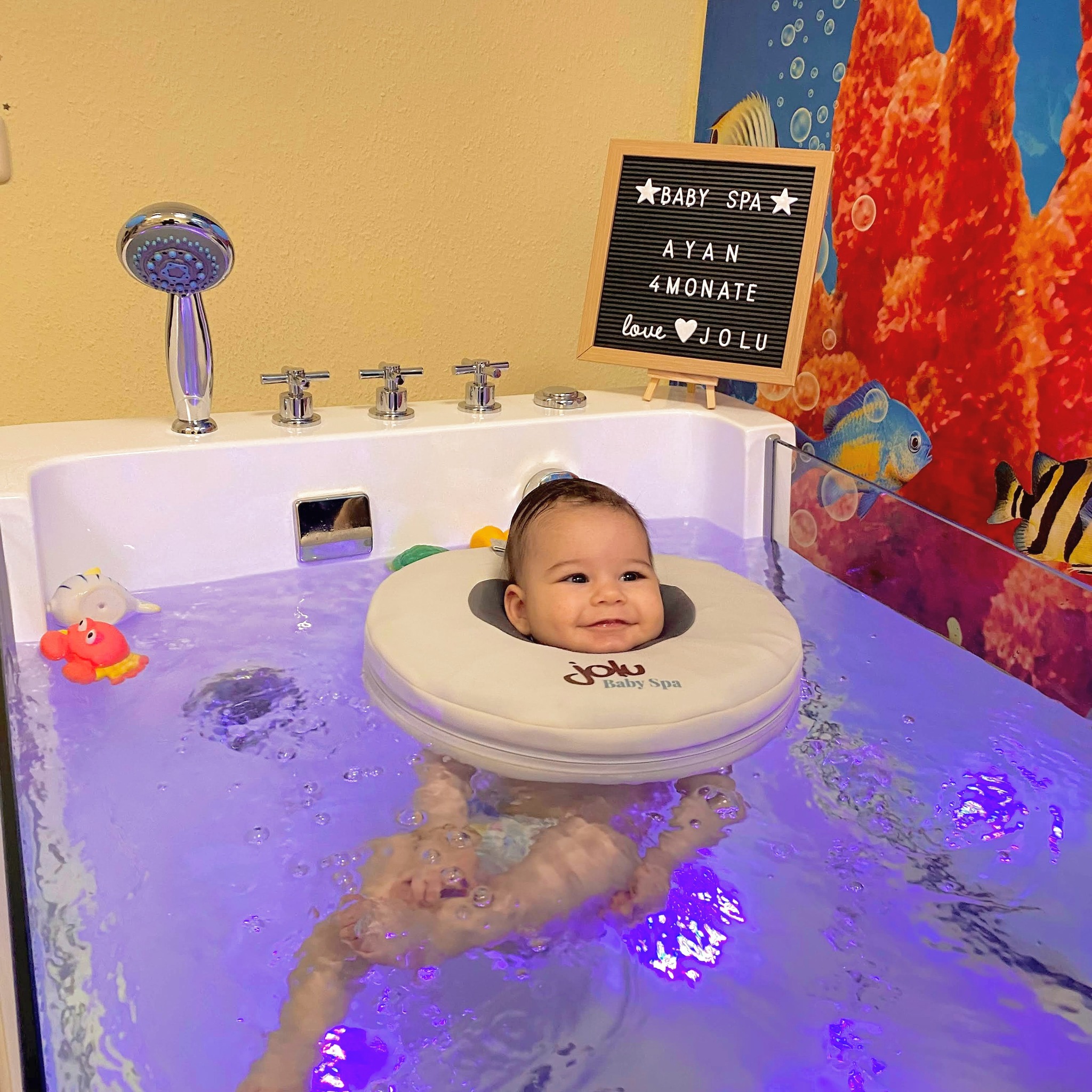 Dieses Lächeln ⭐️
Es ist wirklich unvergleichbar!
Wir haben wieder ganz viele tolle Momente bei uns im BabySpa gehabt und dieses grinsen vergisst man nicht so schnell ?
Immer mal schon daran gedacht Baby Floating auszuprobieren aber noch unsicher gewesen einen Termin zu buchen?
Dann ist das jetzt dein Zeichen einen Termin bei uns zu buchen! ⭐️
Schreib uns einfach ganz easy eine DM oder buche dir einen Termin über Treatwell.
Du findest uns hier:
?Winsstraße 22 in 10405 Berlin - Prenzlauer Berg
#babyspa #BabyFloating #baby #glücksmomente #babylachen #babyfreude #babymomente #Berlin #PrenzlauerBerg
