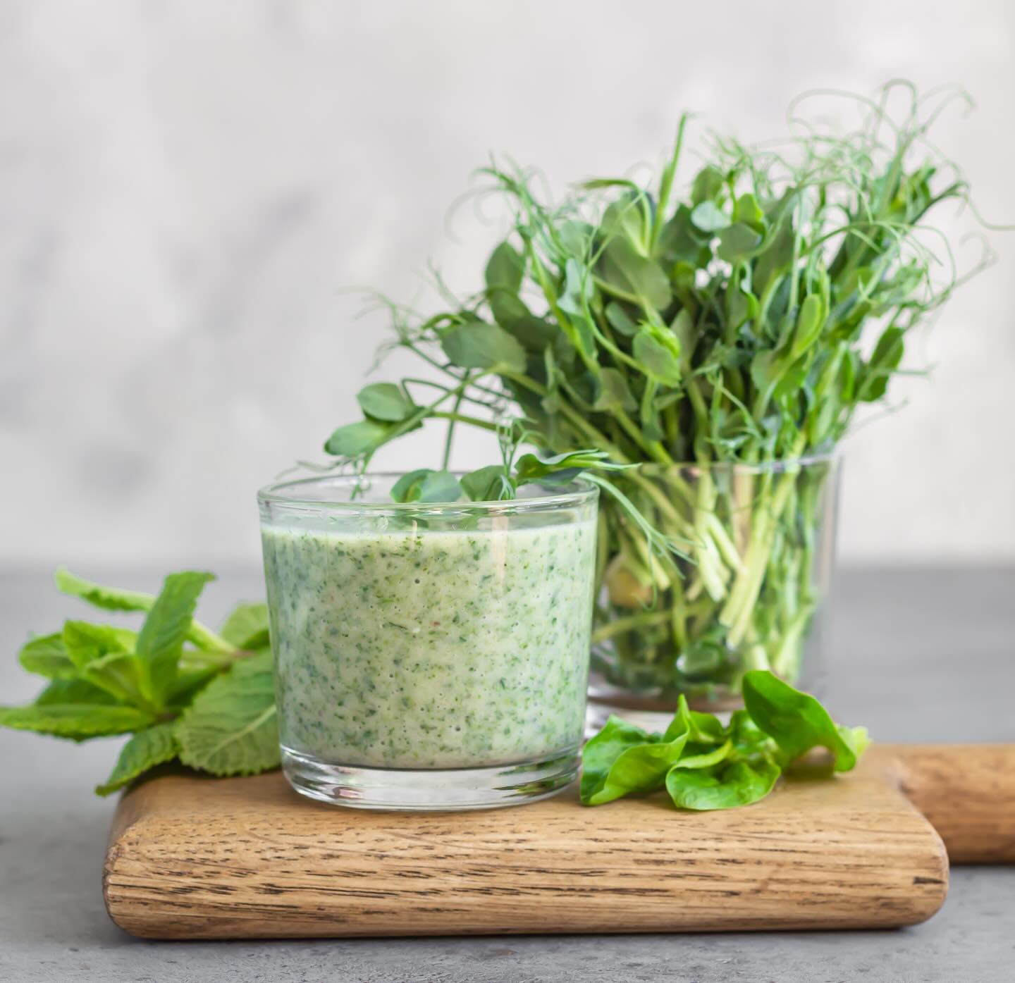 Ärtskott går att använda till mycket! 🌱
Bland annat kan man mixa ner dem i en smoothie. Här har vi en riktig näringsbomb med ärtskott, spenat, avokado och mynta! Mixa med vatten till önskad konsistens 😊
#ärtskott #smoothie #svenskodlat #närodlat #frånsverige #KRAV #nyttogrönt #superfooods