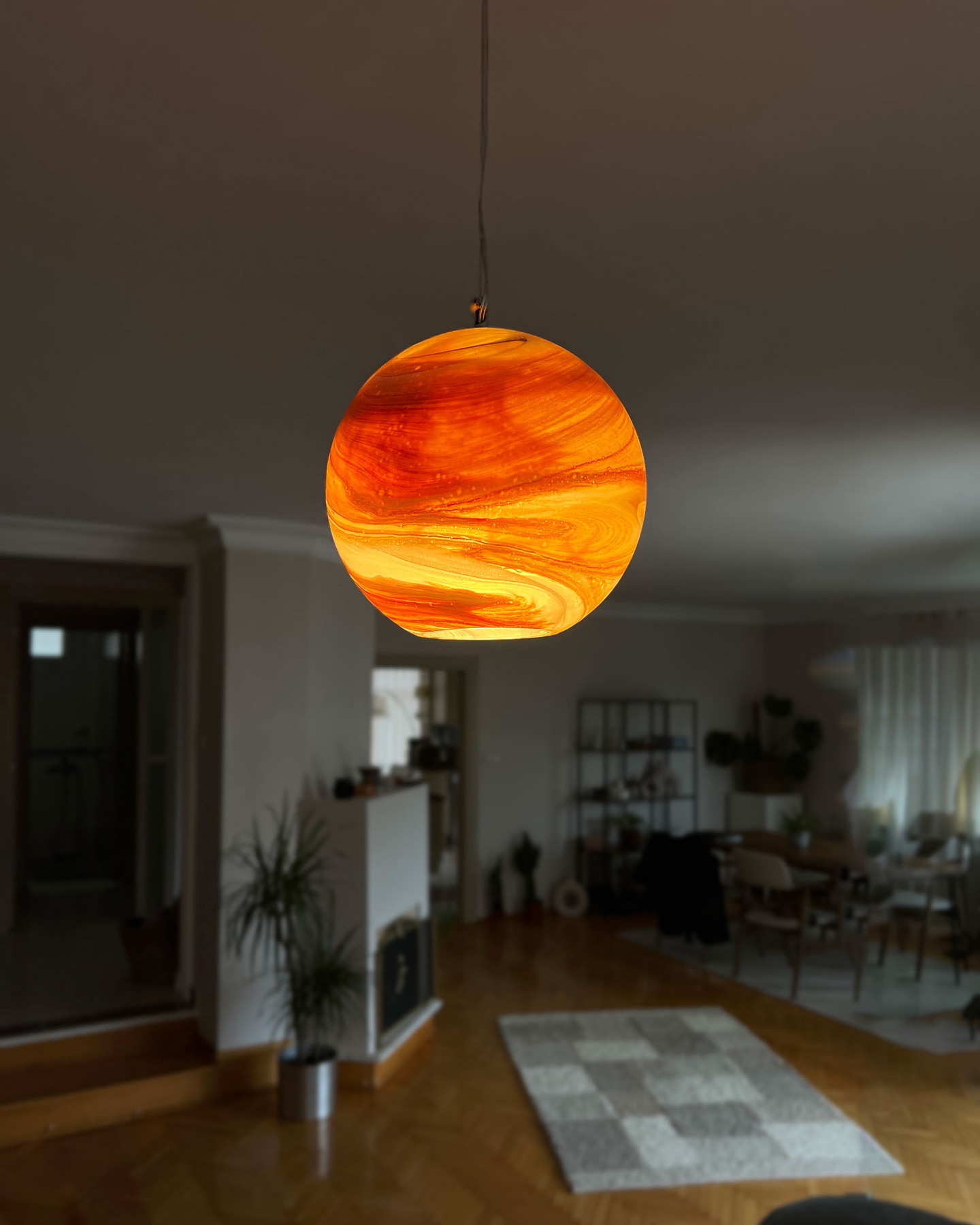 ✨Our Mars pendant from the Space collection, handcrafted to perfectly match our stylish customer’s color palette, now lights up their living room. They are living in the glow of Mars. 💫
>> maiizen.com