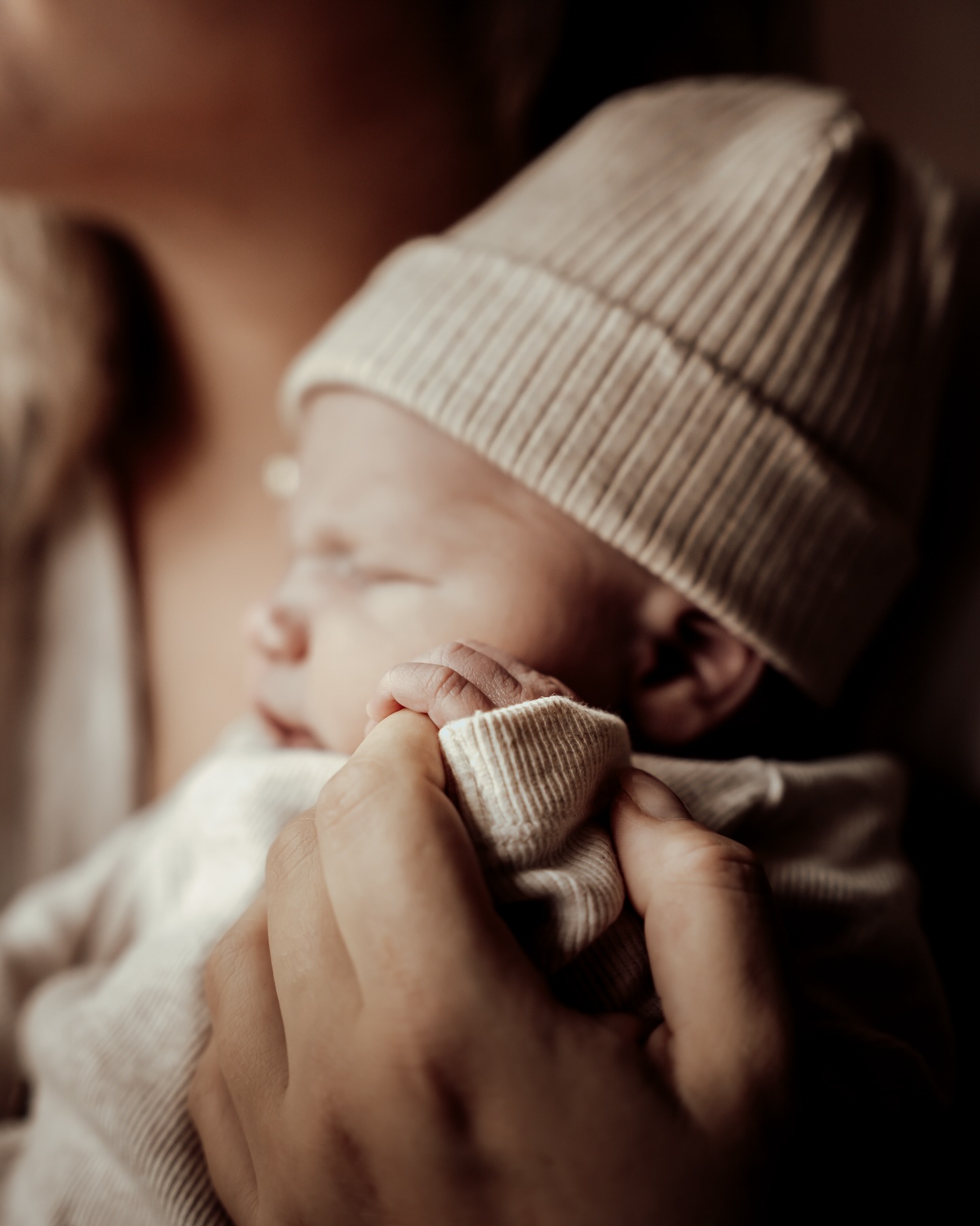 Blijf het zo iets magisch vinden, combi-shoots. 🤎 De komende weekjes staan er weer een aantal zwangerschappen in de agenda om vast te leggen met camera, zo zin in deze zomer! Bijna al deze shoots zijn geboekt als combi en dat betekend dat ik dus ook nog een keertje mag langskomen als de mini geboren is. Zó bijzonder! Wist jij trouwens dat je korting krijgt als je een combi shoot bij me boekt? Stuur gerust een berichtje als je daar meer informatie over wilt. Liefs 🫶🏼
.
.
.
#familieshoot #familiefotograaf #familiefotografie #fotoshoot #gezinsfotografie #familyshoot #gezinsfotograaf #gezinsshoot #kinderfotografie #lifestylefotografie #newbornshoot #kinderfotograaf #fotograafwestbrabant #fotograafoosterhout #portretfotografie #zwangerschapsshoot #lifestylefotograaf #newborn #familiefoto #newbornfotografie #newbornfotograaf #lifestylephotography #babyshoot #fotograafgezocht #zwangerschapsfotografie #zwangerschapsfotograaf #zwangerschapsfoto #fotograafwestbrabant #fotograafoosterhout