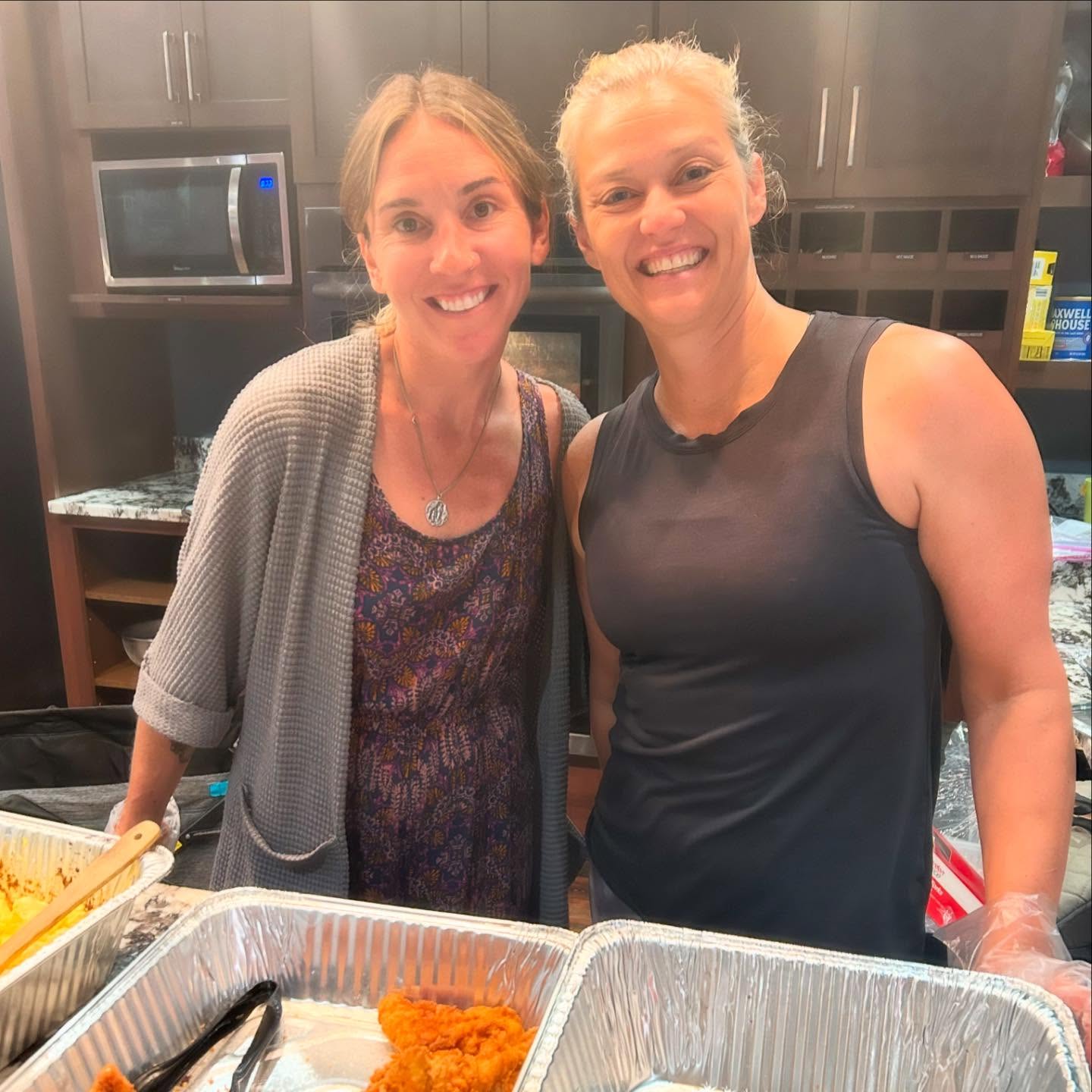 SATURDAY BRUNCH @starhousecolumbus! Thank you to @sacredembodimentyoga and @cherbert76 for helping to prepare and serve the feast of Chicken + Waffles, Scrambled Eggs, Oatmeal, + fruit. Thank you to @louisadjoerg and @lizzyanne71 for donating $$ for the Giant Eagle Chicken ♥️
@starhousecolumbus is a special place for adolescents and young adults experiencing homelessness here in Columbus, OH.
Interested in helping us serve? Drop us a DM or comment below!
#feedeveryone #serveeveryone #loveeveryone #feedthehungry #helpteens #love #connect #heal #serve #nonprofit #nonprofitorganization