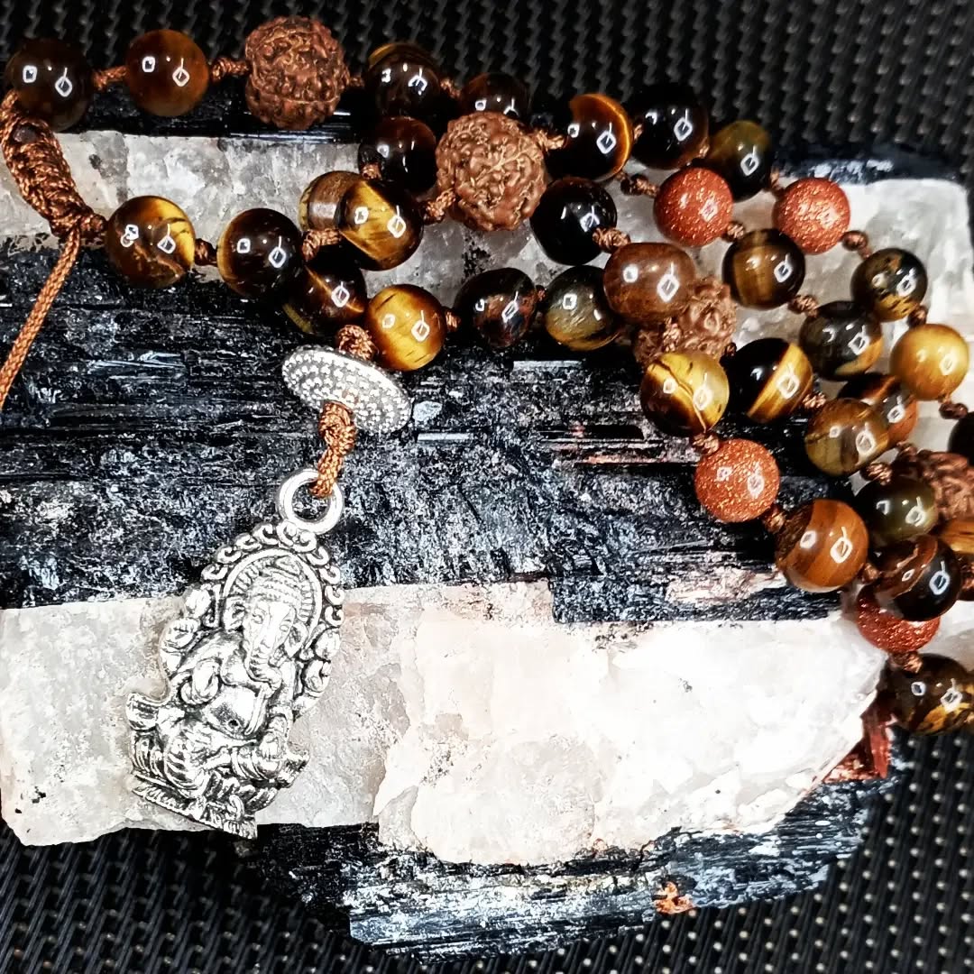 La deidad hindú Ganesha (o Ganesh) es conocido por su poder de remover obstáculos, abrir caminos y atraer abundancia. "Om Gam Ganapataye Namaha" es un mantra en sánscrito que le rinde homenaje y es una manera de pedir que remueva todos los obstáculos y dificultades de la vida.
El accesorio que aparece en la foto es una pulsera doble con ojo de tigre, aventurina café y rudrakshas para recitar Códigos Sagrados.
Disponible en Amazon México 🇲🇽 y en Mercado Libre México 🇲🇽
#ganesh #ganesha #mantra #codigosnumericos #codigossagrados
