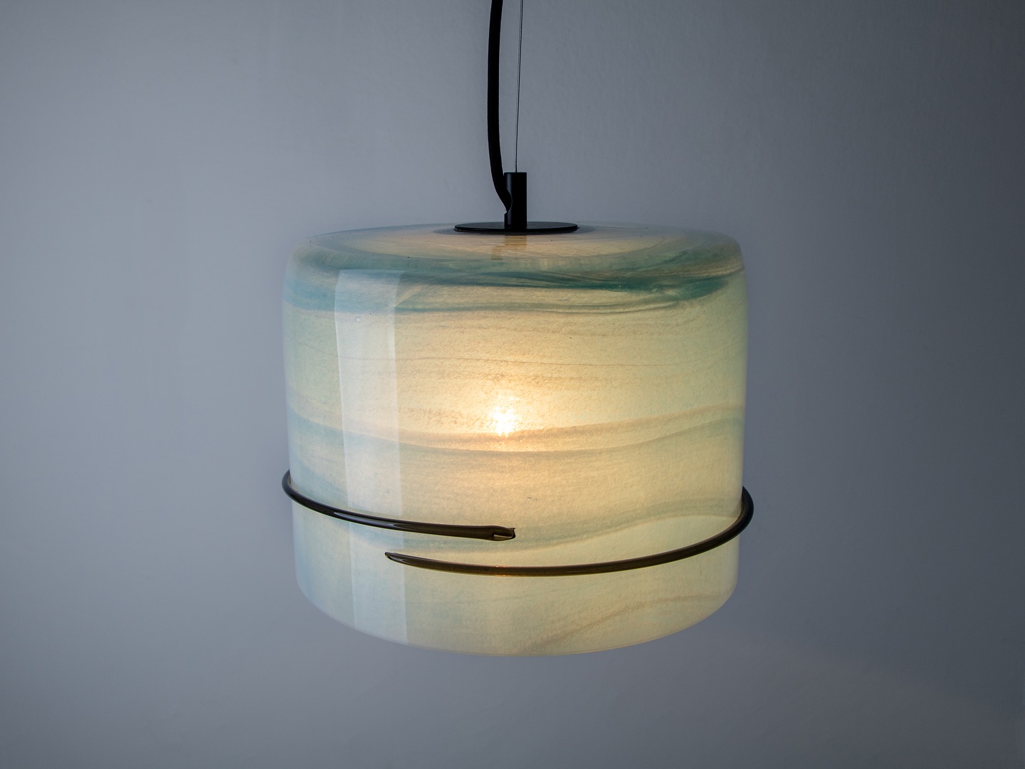 💙 From the depths of blownglass emerges Maiizen’s latest marvel: a tranquil blue light, delicately signed with a black line ✍️
.
.
.
.
.
.
#sign 
#lightingdesign #light 
#lampdesign #pendantlights 
#interior #interiordesign 
#interiordecor 
#livingroom 
#homedecor
#housebeautiful 
#architecture 
#decoration 
#collectibledesign 
#lightingdesigner 
#bluelight 
#picoftheday 
#archilovers 
#product_only 
#maiizen