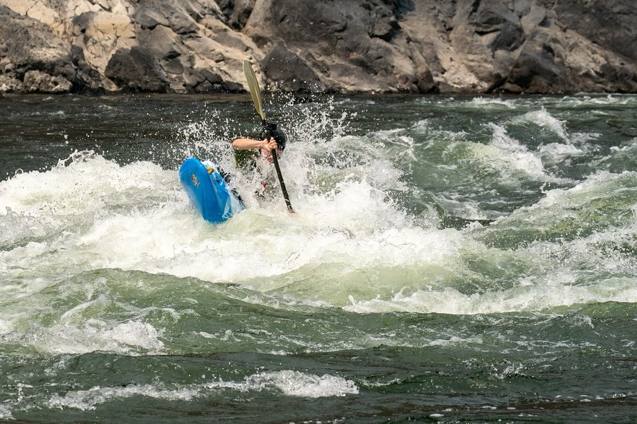 @finn_wolfrom threads his way through the Eye of the Needle with a big brace! #kayak #whitewater #rivers #send #adventure #explore #outdoorliving #offthegrid #adrenaline @pyranha.kayaks @sonyalpha #yourshotphotographer