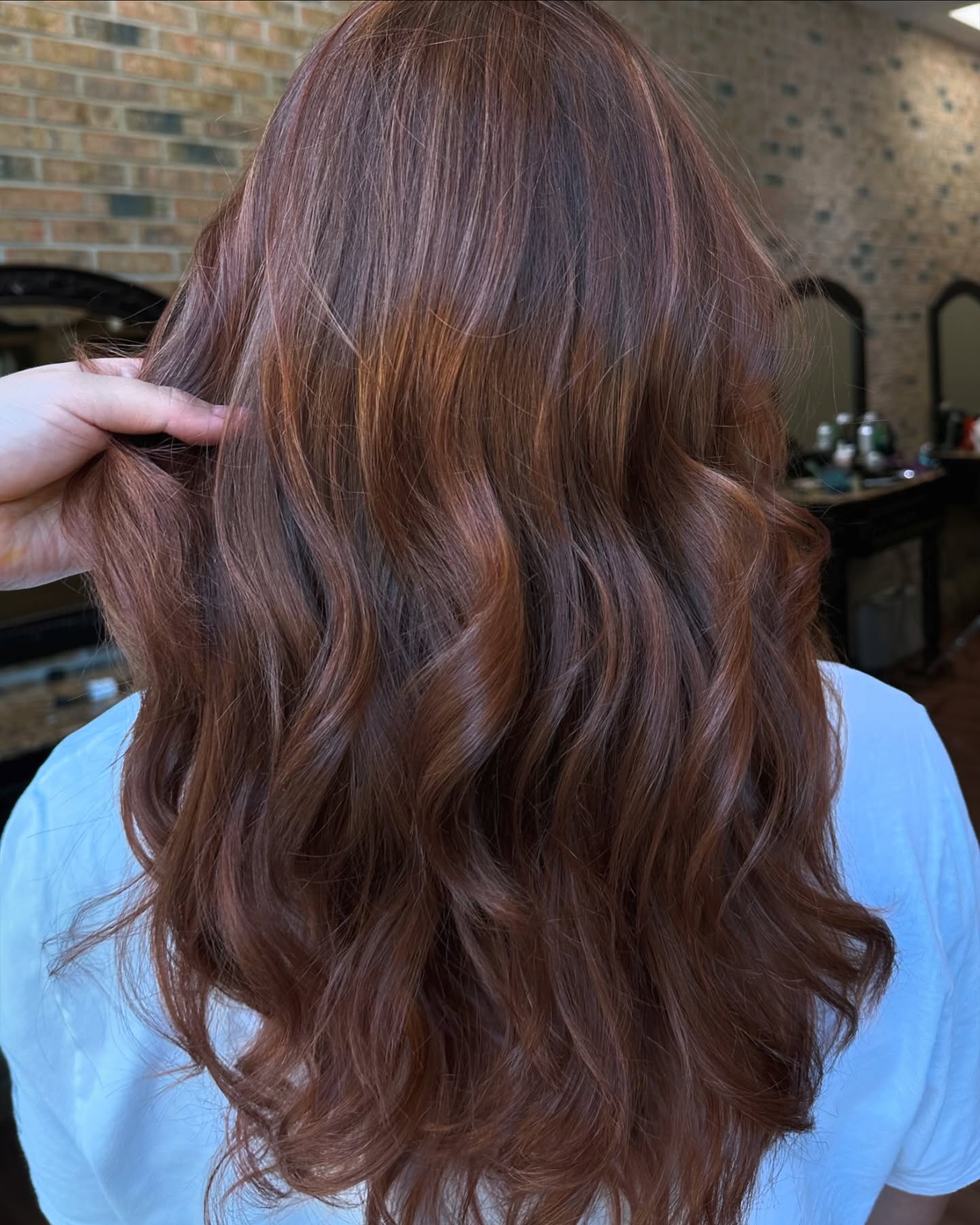 Cowboy copper transformation with highlights and lowlights by @ashleybeckhair ✨✨✨
All color from @mukhaircare_usa
Fall is here and so is new hair vibes 🍁🍂🍃