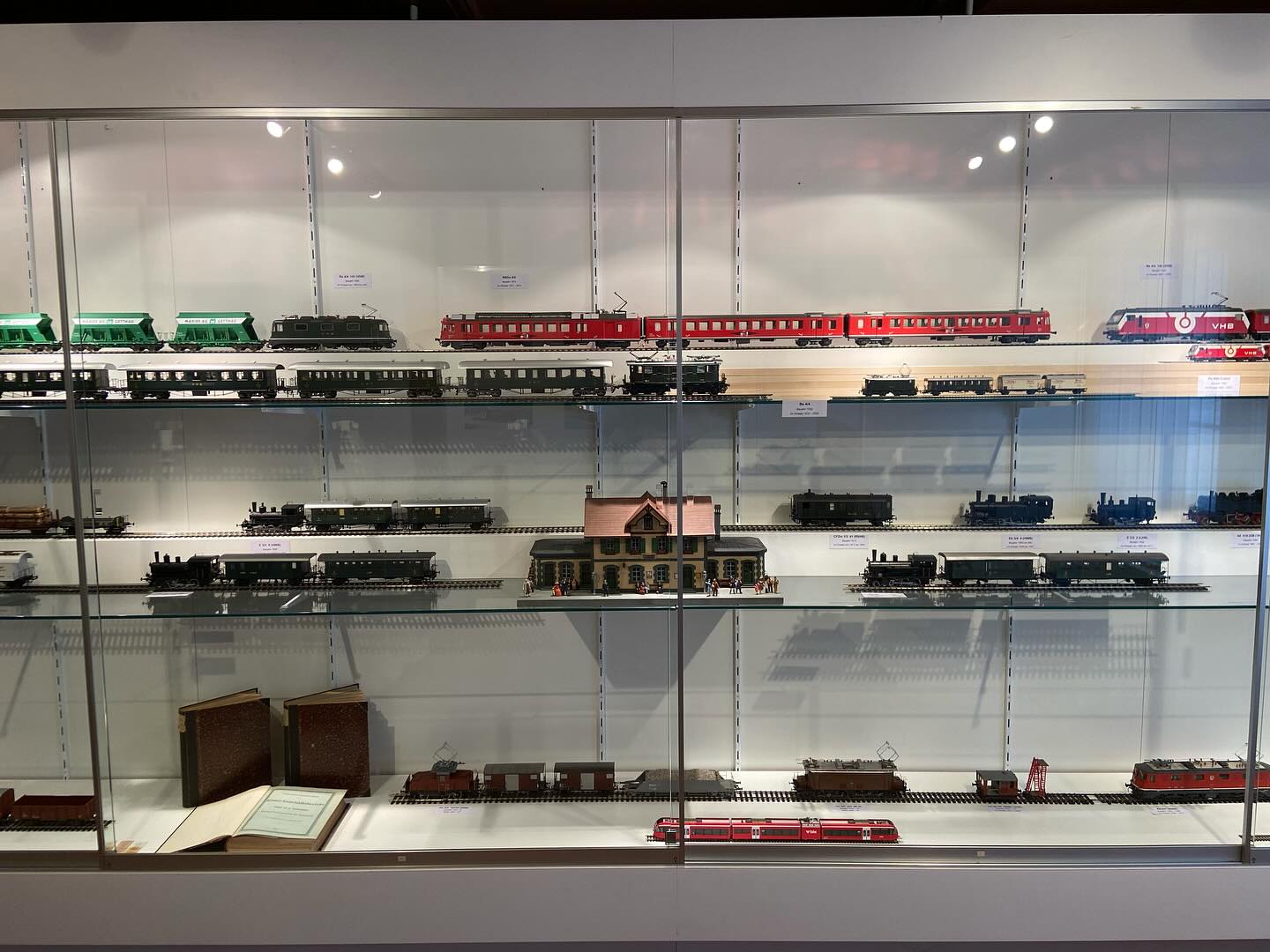 „Gestern war ein Tag voller Abenteuer! ? ? ?️ Spannende Entdeckungen im Museum gemacht und eine nostalgische Zug- und Busfahrt erlebt. Ein unvergesslicher Ausflug! #Museumserlebnis #Nostalgie #Abenteuerlust #Emmentalbahn #Busfahrt
