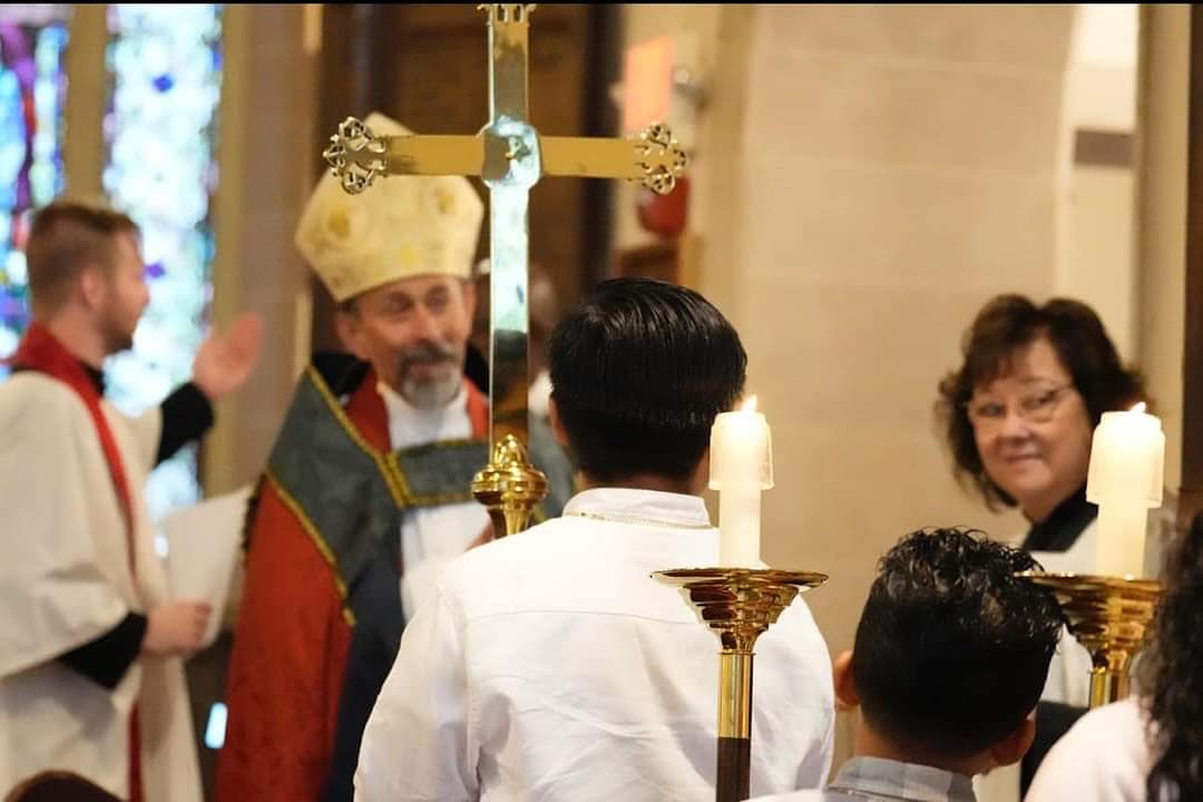 Reunidos en devoción y reverencia compartiendo en comunidad.