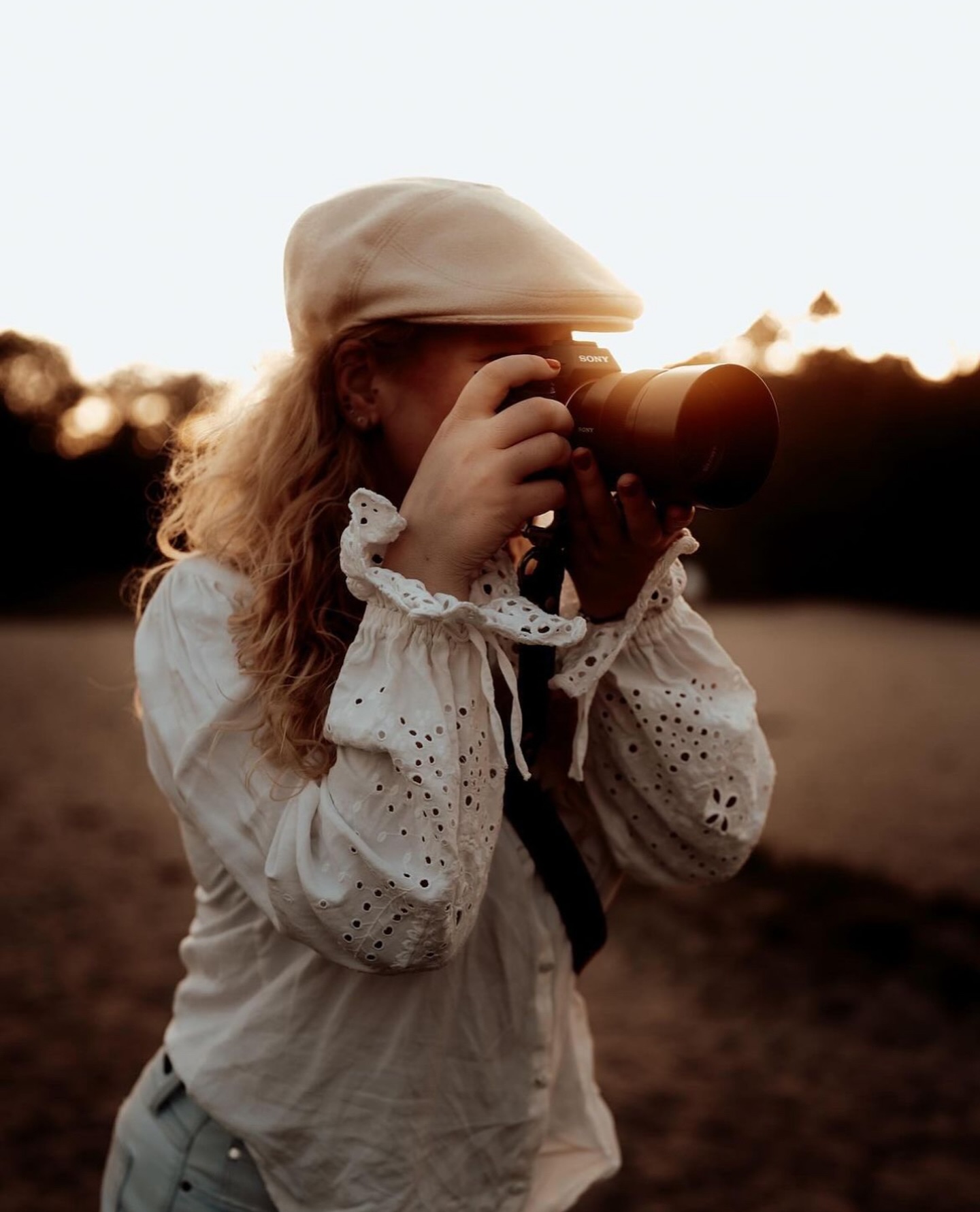 Kijk alweer enorm uit naar fijne shoots op de heide met jullie. Laat het voorjaar maar weer snel beginnen, de zon wat langer schijnen en de temperatuur om buiten te shooten iets aangenamer worden. Wisten jullie dat de maanden maart/april trouwens ook ideaal zijn voor ‘Golden Hour Shoots’ op de heide met het gezinnetje(jonge kindjes)? De zon gaat vroeg in de avond onder en dit is echt het meest magische momentje van de dag! Wil je graag een plekje bemachtigen? Stuur me dan gerust een berichtje. 🫶🏼
.
.
.
.
.
.
#familieshoot #familiefotograaf #familiefotografie #fotoshoot #gezinsfotografie #familyshoot #gezinsfotograaf #gezinsshoot #kinderfotografie #lifestylefotografie #newbornshoot #kinderfotograaf #fotograafwestbrabant #fotograafoosterhout #portretfotografie #zwangerschapsshoot #lifestylefotograaf #newborn #familiefoto #newbornfotografie #newbornfotograaf #lifestylephotography #babyshoot #fotograafgezocht #zwangerschapsfotografie #zwangerschapsfotograaf #zwangerschapsfoto #fotograafwestbrabant #fotograafoosterhout