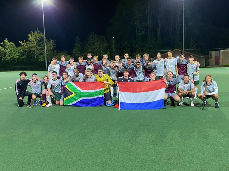 Afgelopen maandagavond speelden onze MO18-1 en JO18-1 tegen gelegenheidsteams met geselecteerde spelers vanuit Zuid-Afrika, Zimbabwe en Namibië.
Uiteraard hebben we gezorgd voor een onvergetelijke avond voor alle spelers.
Nadat er gezamenlijk is genoten van een Indisch buffet zijn rond 20:30 de druk bezochte wedstrijden begonnen.
Beide teams begonnen sterk en het tempo en niveau lag behoorlijk hoog.
Uiteindelijk wist Emy de eer van MO18-1 te redden door de 1-3 te scoren.
JO18-1 wist een 0-2 achterstand om te buigen tot een 4-3 winst, dankzij doelpunten van Ruben, Stijn en Sam (2x).
De avond is afgesloten met de uitreiking van de silver- en goldcups, Zuid-Afrikaanse muziek en een waar uitzwaaimoment van de spelersbus.
Speciale dank aan de arbitrage voor beide wedstrijden, de barcommissie voor de perfect geregelde catering en hospitality en @iet1908 voor de organisatie!
En dank aan de vele vele supporters langs de lijn. Het was een bijzonder gezellige maandagavond.
Wij wensen de spelers van Bergotexsports een geweldig vervolg van hun bijzondere reis.
