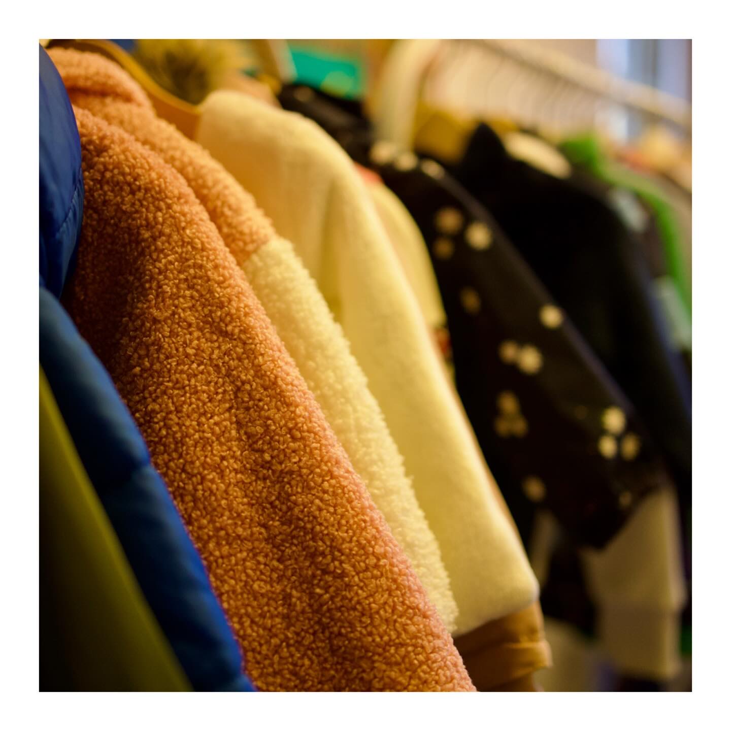 Der Winter ist noch nicht vorbei. Wir haben noch warme Kleider und auch andere tolle Sachen. Besucht uns am 27.1 und geniesst einen Brunch dazu, während die Kids spielen. Wir sind wieder im wundervollen @familienzentrum_knopf_muttenz ACHTUNG: neu sind wir von 10h bis 16 für euch da. Wir freuen uns🤍
#secondhand #kinderkleider