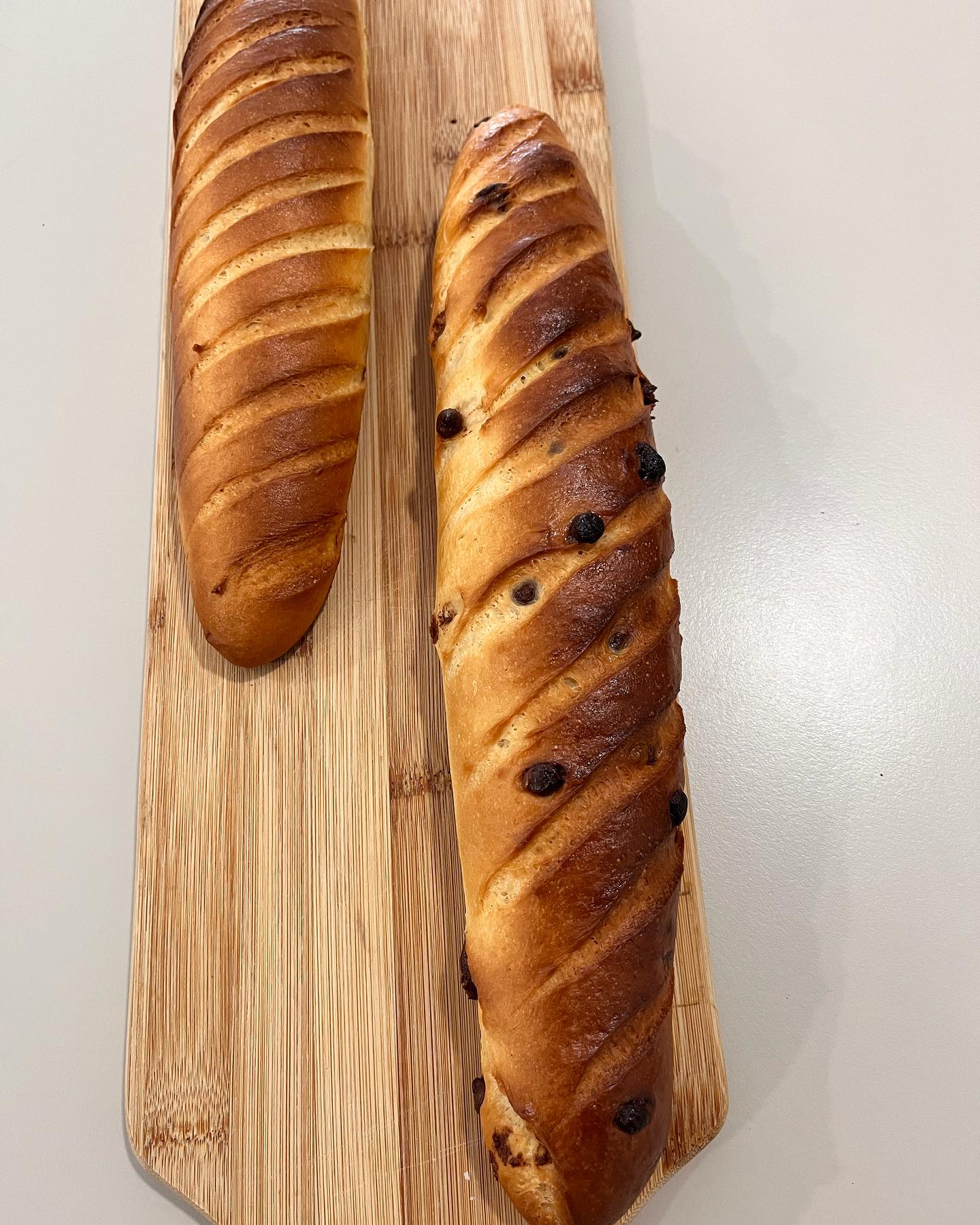 Plain or with chocolate chips it’s always a good idea 🫠✨#baguetteviennoise #baguette #chocolate #pastry