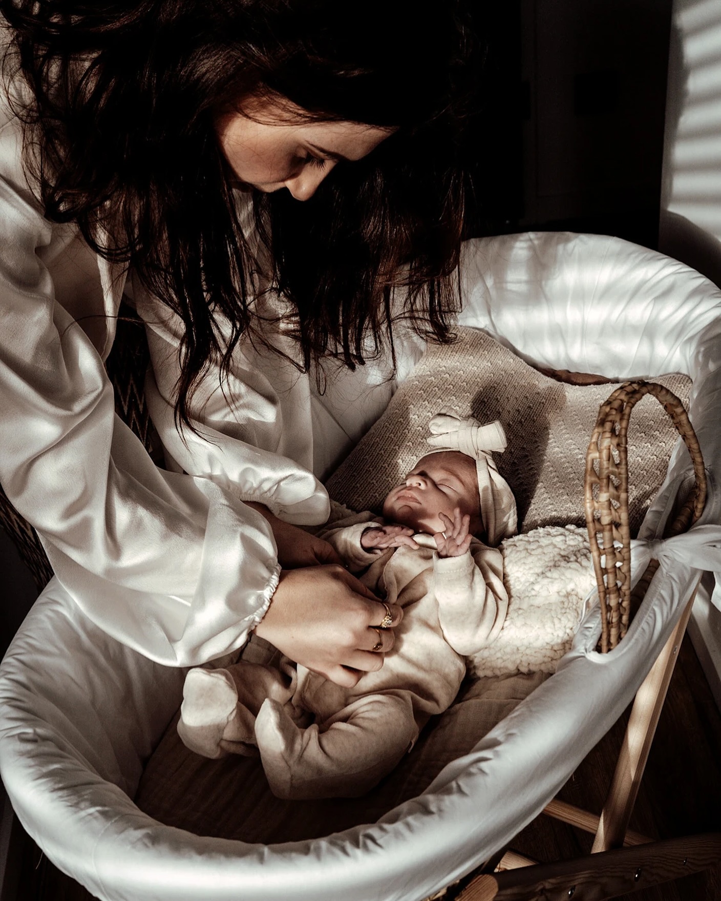 De eerste dagen van een pasgeboren baby zijn vluchtig en vol met tederheid. Met mijn newborn shoots creëer ik tijdloze beelden die de puurheid en onschuld van je kleintje vastleggen. In een veilige en comfortabele omgeving leg ik de allerkleinste details vast – van de schattige teentjes tot de zachte gelaatsuitdrukkingen. Deze foto’s worden gekoesterd als een blijvende herinnering aan de eerste momenten van nieuw leven.
.
.
.
#familieshoot #familiefotograaf #familiefotografie #fotoshoot #gezinsfotografie #familyshoot #gezinsfotograaf #gezinsshoot #kinderfotografie #lifestylefotografie #newbornshoot #kinderfotograaf #fotograafwestbrabant #fotograafoosterhout #portretfotografie #zwangerschapsshoot #lifestylefotograaf #newborn #familiefoto #newbornfotografie #newbornfotograaf #lifestylephotography #babyshoot #fotograafgezocht #zwangerschapsfotografie #zwangerschapsfotograaf #zwangerschapsfoto #fotograafwestbrabant #fotograafoosterhout