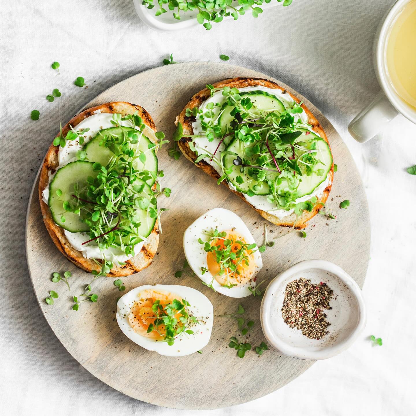 🌱✨ Starta dagen på topp med mikrogrönt på din smörgås! 🌿 Enkelt, gott och supernyttigt – perfekt för frukosten. Mikrogrönt är packat med vitaminer och mineraler, trots sin lilla storlek. Det ger en krispig textur och en fräsch smak som lyfter vilken macka som helst. 🥪🌞
Fördelar med mikrogrönt:
✅ Rikt på antioxidanter
✅ Fullproppat med näring
✅ Boostar ditt immunförsvar
Så varför inte piffa upp morgonen med lite grönt på smörgåsen? Din kropp (och dina smaklökar) kommer att tacka dig! 💪🌱
#Mikrogrönt #Frukosttips #Hälsa #GröntÄrSkönt #GodStartPåDagen #goddar #skott #broccoliskott #nyttogrönt