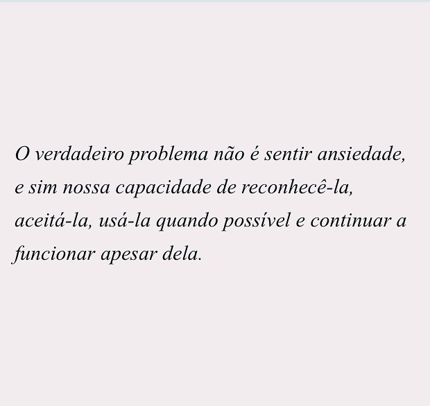 Essa frase de Robert Leahy, retirada de um dos seus principais livros direcionado à terapeutas, resume a forma como devemos encarar esse sentimento , tão combatido nos dias de hoje.
Lembrar que os sentimentos são como uma “onda” , usando o conceito da @marina_gusmao_oficial: eles aparecem, tem uma pico de intensidade , e diminuem com o tempo, naturalmente.
Essa habilidade de estar presente com um sentimento difícil, aceita-lo, não é mesmo fácil. Requer um esforço consciente, contínuo, e muito treinamento. Assim como outras habilidades, treinar essa presença consciente e atenta diante dos sentimentos é essencial para que nos tornemos aptos a enfrentar a ansiedade com mais leveza e assertividade.
#mindfulness #treinodehabilidades #ansiedadefuncional