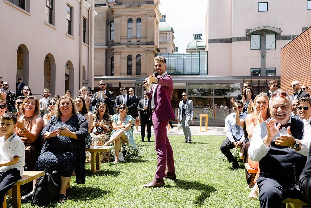 THE PRE-CEREMONY HYPE CHAT
My favourite part. And, in my opinion, the most important part.
The part where I have a chat with all your guests and get them totally pumped for what is about to happen. Two extraordinary humans that they adore are about to get married. HUGE. So we need to warm up.
All the guests get a bit of a vibe of me and what the ceremony is going to sound like. And, between you and me, I get to vibe out your guests and see what they are going to be like.
I tell everyone that they can clap, cheer and just have a good time. This isnāt a boring olā stale ceremony. THIS IS THE BEST CEREMONY EVER.
šø @jackjonesweddings