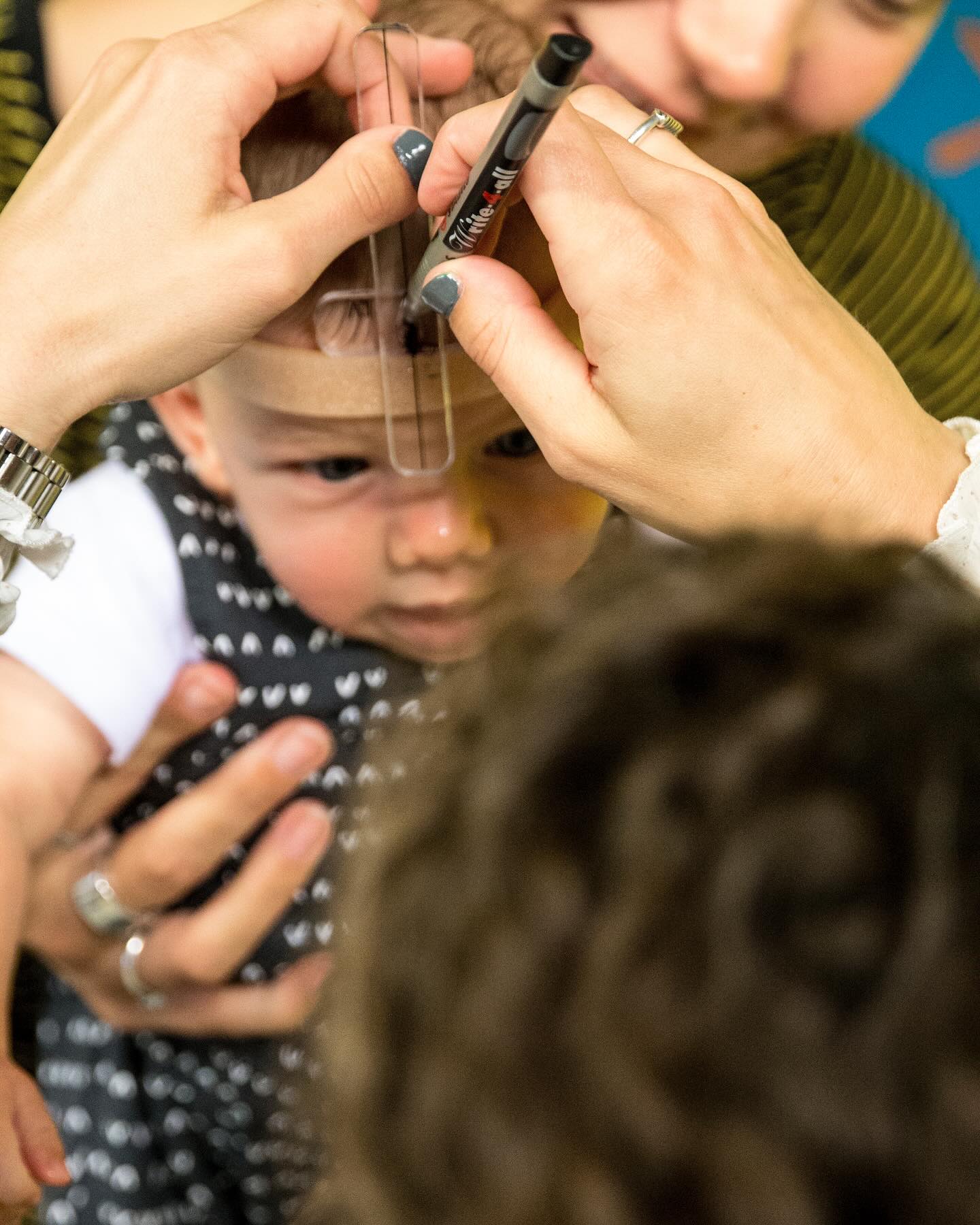 Het aantal gevallen van ‘wiegendood’ bij baby’s is enorm gedaald, sinds het consultatiebureau het advies geeft voor rug slapen. Echter zijn het aantal gevallen van voorkeurshoudingen toegenomen. Als kinderoefentherapeut komen wij bij mensen thuis wanneer er sprake is van een voorkeurshouding. We letten dan op 3 verschillende aspecten: 1. het verminderen van de voorkeurshouding 2. het verminderen van de afplatting 3. de motorische ontwikkeling
#voorkeurshouding #voorkeurshoudingbaby #consultatiebureau #motoriek #motorischeontwikkeling #grovemotoriek #fijnemotoriek #motorischevaardigheden #baby #peuter #kleuter #basisschoolkind #tiener #oefeningbaartkunst #oefenen #kidsopéén #kids #kinderen #oefentherapie #fysiotherapie #kinderfysiotherapie #kinderoefentherapie #kinderoefentherapie_zn #wormerveer #netherlands