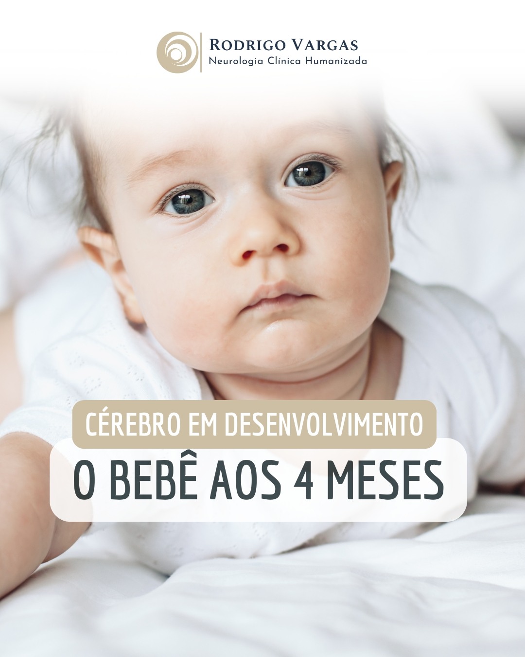 Aos 4 meses o que esperar do desevolvimento do bebê?
Acompanhar o desenvolvimento infantil é essencial para promover saúde física, emocional e cognitiva. Ajuda a identificar marcos importantes do desenvolvimento, a detectar precocemente possíveis atrasos ou dificuldades e a orientar estímulos adequados ao crescimento saudável.
Aos 4 meses de vida a maioria dos bebês apresenta os seguintes marcos:
Social/Emocional
o Sorri de forma espontânea, especialmente para as pessoas
o Gosta de brincar com as pessoas e pode chorar se a brincadeira
acaba
o Imita alguns movimentos e expressões faciais, como sorrir ou
franzir a testa
Linguagem/Comunicação
o Começa a balbuciar
o Balbucia com expressões e imita os sons que ouve
o Chora de maneira diferente para mostrar fome, dor ou cansaço
Cognitivo (aprendizado, pensamento, resolução
de problemas)
o Mostra a você se está feliz ou triste
o Responde ao afeto
o Tenta pegar um brinquedo com uma mão
o Usa as mãos e olhos juntos, como ao ver um brinquedo e tentar
pegá-lo
o Segue as coisas em movimento com os olhos de um lado para outro
o Observa os rostos atentamente
o Reconhece pessoas e coisas familiares de longe
Movimento/Desenvolvimento físico
o Mantém a cabeça erguida firmemente, sem apoio
o Empurra as pernas quando os pés estão encostados em uma
superfície dura
o Consegue rolar de barriga para cima quando está de bruços
o Consegue segurar um brinquedo e chacoalhá-lo e balançar
brinquedos pendurados
o Leva as mãos à boca
o Quando está de bruços, se apoia sobre os cotovelos
Aprenda os sinais, aja cedo! Nessa idade procure ajuda profissional caso a criança apresente algum dos seguintes sinais de alarme:
o Não observa o movimento das coisas
o Não sorri para as pessoas
o Não consegue erguer a cabeça firmemente
o Não faz barulhos ou emite sons
o Não traz coisas à boca
o Não empurra as pernas quando os pés estão encostados em uma superfície dura
o Tem dificuldade em movimentar um ou ambos os olhos em
todas as direções
#DesenvolvimentoInfantil
#InfânciaSaudável
#AprendizadoEBrincadeira
#CrescimentoFeliz
#PaisAtentos
#Neuropediatria
#OesteGoiano
#rodrigovargasneuro
#HospitalSãoPaulo