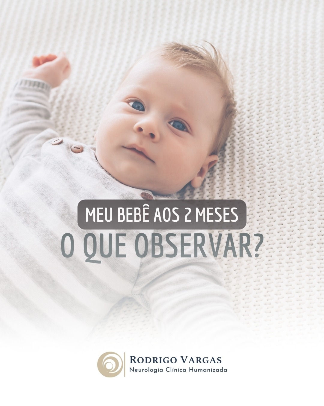Aos 2 meses como deve ser o desevolvimento do meu filho?
Acompanhar o desenvolvimento infantil é essencial para promover saúde física, emocional e cognitiva. Ajuda a identificar marcos importantes do desenvolvimento, a detectar precocemente possíveis atrasos ou dificuldades e a orientar estímulos adequados ao crescimento saudável.
Aos 2 meses de vida a maioria dos bebês apresenta os seguintes marcos:
Social/Emocional
o Começa a sorrir para as pessoas
o Consegue se acalmar rapidamente (pode levar as mãos à boca
e chupar a mão)
o Tenta olhar para os pais
Linguagem/Comunicação
o Começa a fazer barulhos e gorgolejar
o Vira a cabeça em direção aos sons
Cognitivo (aprendizado, pensamento, resolução
de problemas)
o Presta atenção a rostos
o Começa a seguir objetos com os olhos e reconhece as pessoas
de longe
o Começa a ficar entediado (chora, fica inquieto) se a
atividade não muda
Movimento/Desenvolvimento físico
o Consegue manter a cabeça elevada e começa a erguer o tronco
quando está de bruços
o Faz movimentos mais suaves com os braços e as pernas
Aprenda os sinais, aja cedo! Nessa idade procure ajuda profissional caso a criança apresente algum dos seguintes sinais de alarme:
o Não responde a sons altos
o Não observa o movimento das coisas
o Não sorri para as pessoas
o Não leva as mãos à boca
o Não consegue manter a cabeça erguida ao elevar o tronco quando está de bruços
Dr. Rodrigo R. N. Vargas
Médico Neurologista e Neuropediatra
Título de Especialista em Neurologia pela Academia Brasileira de Neurologia (ABN/AMB)
Título de Especialista em Neuropediatria pela Sociedade Brasileira de Pediatria e Academia Brasileira de Neurologia (SBP/ABN/AMB)
Membro Titular da Academia Brasileira de Neurologia (ABN)
Membro Titular da Sociedade Brasileira de Neurologia Infantil (SBNI)
CRM-GO 15286 / RQE 9716 / RQE 18012
#DesenvolvimentoInfantil
#InfânciaSaudável
#AprendizadoEBrincadeira
#CrescimentoFeliz
#PaisAtentos
#Neuropediatria
#OesteGoiano
#rodrigovargasneurologista
#HospitalSãoPaulo