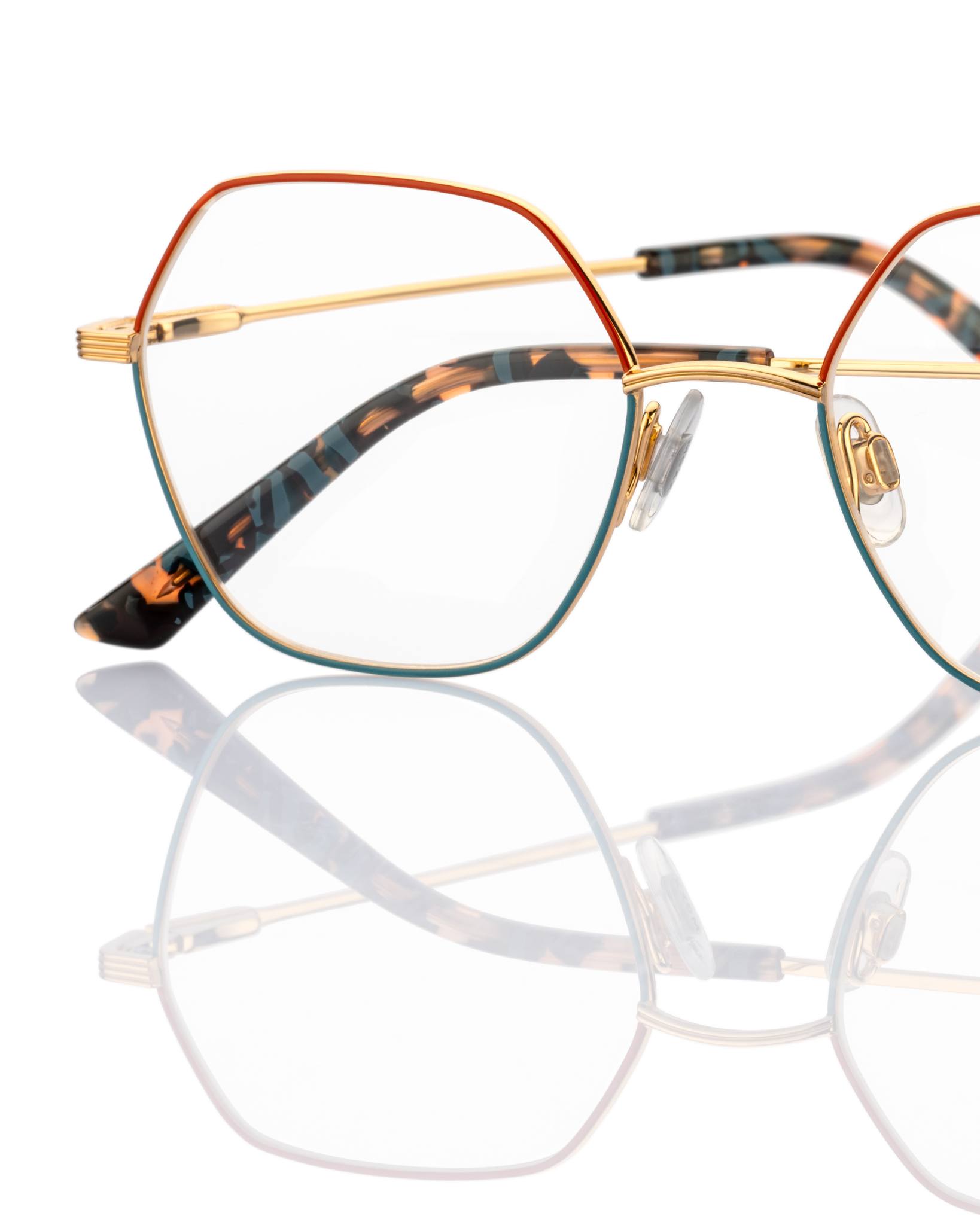 Teenagers spice up their style with these cool acetate glasses: style 5961. This geometrically inspired frame, which combines fashionable design with high-quality craftsmanship, is right on trend.
◾️ Style 5961
__________
#mexxeyewear #mexxbrillen #mexx #mexxglasses #eyewear #glasses #eyewearfashion #eyewearstyle #eyeweartrends #lunettes #framedesign #brillen #brillentrends #eyeweardesign #okulary #dailyinspiration #ss24 #ss24collection #newcollection #newstyles #teens #teensfashion #teensstyle