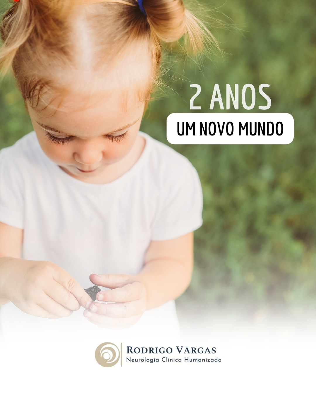 Aos 2 anos surge um novo mundo a ser explorado!
Aos 2 anos de vida a maioria das crianças apresenta os seguintes marcos:
Social/Emocional
o Imita os outros, especialmente adultos e crianças mais velhas
o Fica empolgado quando está com outras crianças
o Mostra cada vez mais independência
o Mostra um comportamento desafiador (faz o que lhe foi pedido
para não fazer)
o Brinca principalmente ao lado de outras crianças, mas começa
a incluir outras crianças, como em brincadeiras de pega-pega
Linguagem/Comunicação
o Aponta para objetos ou imagens quando ouve seus nomes
o Conhece os nomes de pessoas familiares e partes do corpo
o Formula frases com 2 a 4 palavras
o Segue instruções simples
o Repete palavras que ouviu em uma conversa
o Aponta para coisas em um livro
Cognitivo (aprendizado, pensamento, resolução
de problemas)
o Encontra objetos mesmo quando escondidos debaixo de duas
ou três camadas
o Começa a separar formas e cores
o Completa frases e rimas em livros familiares
o Brinca de brincadeiras simples de faz de conta
o Constrói torres de 4 ou mais blocos
o Pode usar uma mão mais do que a outra
o Segue instruções de dois passos, como “Pegue seus sapatos e
coloque-os no armário”.
o Nomeia itens em um livro de imagens, como gato, pássaro ou
cachorro
Movimento/Desenvolvimento físico
o Fica na ponta do pé
o Chuta uma bola
o Começa a correr
o Escala e desce de móveis sem ajuda
o Sobe e desce escadas se segurando
o Arremessa uma bola com as mãos
o Desenha ou copia linhas retas e círculos
Aprenda os sinais, aja cedo! Nessa idade procure ajuda profissional caso a criança apresente algum dos seguintes sinais de alarme:
o Não usa frases de 2 palavras (por exemplo, “beber leite”)
o Não sabe o que fazer com coisas comuns, como escova,
telefone, garfo, colher
o Não imita ações e palavras
o Não segue instruções simples
o Não anda com firmeza
o Perde habilidades que já teve
#DesenvolvimentoInfantil
