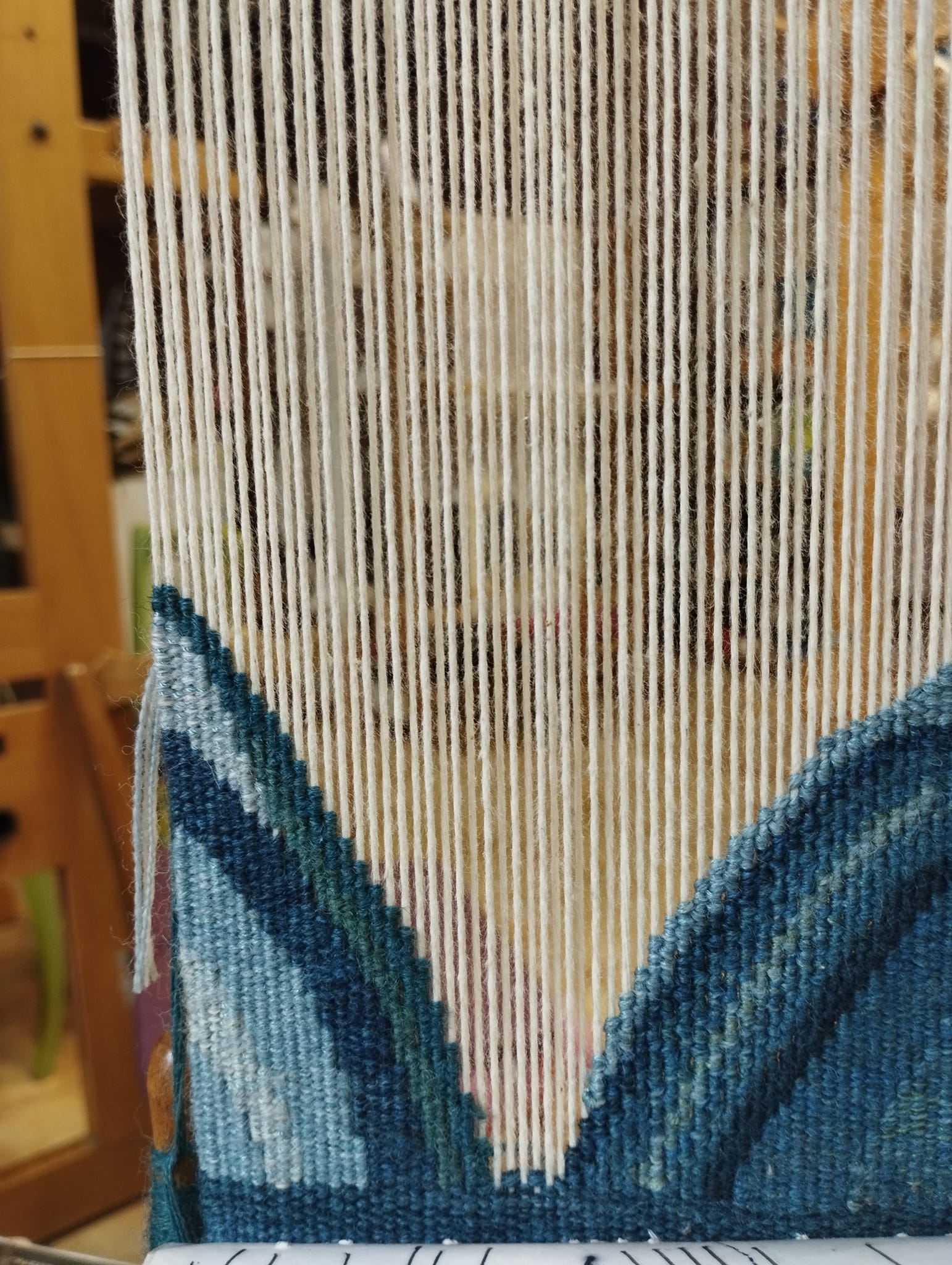 Devant, derrière , la grimpette des diagonales ou liserets fin occasionne parfois des déformations si on ne maîtrise pas assez son tissu outre le fait que dans ce cas il ne faut pas hésiter à tirer sur sa passée il existe des astuces pour avoir des montées parfaites sans déformation du tissu .
Si vous avez besoin de vous perfectionner, de comprendre les subtilités de la tapisserie, ou de découvrir en tant que novice les techniques de tissage d'une tapisserie , à l''Atelier de la Lisse c'est des cours toute l'année et des stages d'une semaine ou d'une journée.