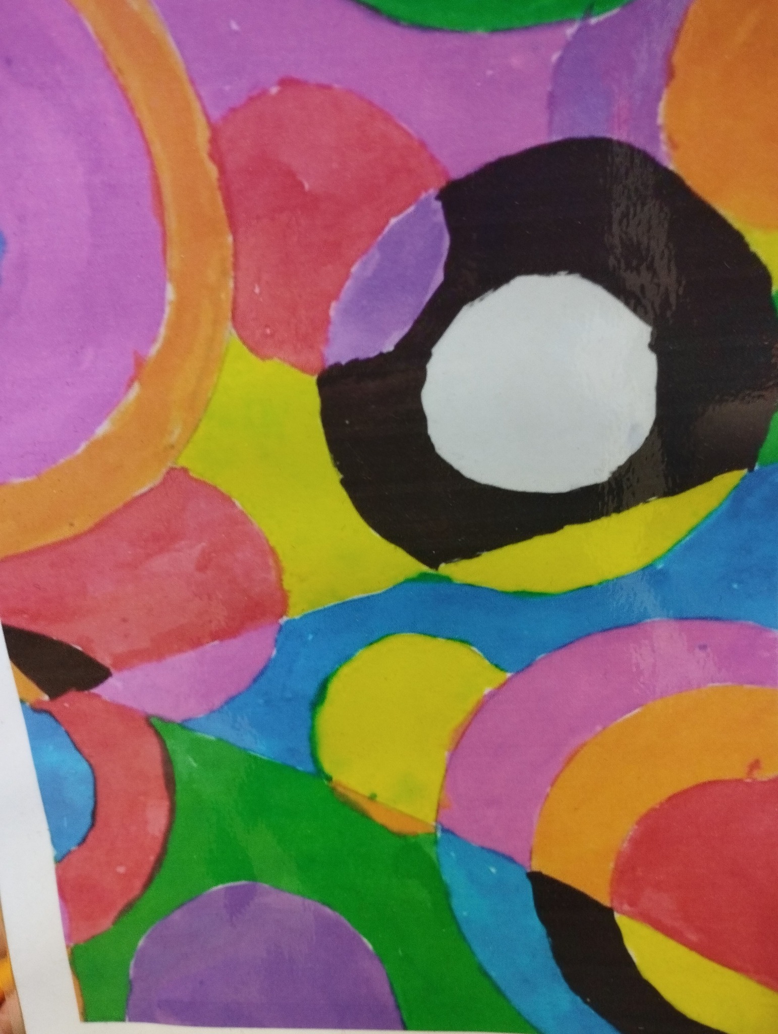 Fin de cette semaine de stage où Chantal et Anita ont réalisées leurs tapisseries,
Chantal avait déjà tissée mais sans savoir comment monter ses courbes et elle tissait à l'endroit il lui a fallut réapprendre à l'envers , apprendre aussi les gestes qui permettent la fluidité et la rapidité du tissage , son travail n'est pas fini car elle va pouvoir continuer cette tapisserie chez elle sur le métier qu'elle a acheté à l'atelier, elle pourra ainsi rapidement expérimenter ses acquis .
Anita a travaillé pour cette première expérience sur un motif d'écorce d'arbre où l'on a pu s'amuser avec les matières et apprendre également le montage des formes avec les creux et les pleins , très contente de ce stage joyeux et intense .
Si vous avez envie d'apprendre vous aussi à jouer avec la laine, la soie , le coton , mes stages sont ouvert à tous vous pouvez partir , d'une photo d'une oeuvre , d'un dessin d'enfant, de votre création et la transformer en tapisserie tissée,
Je propose des cours bi mensuel , mensuel ainsi que des stages toute l'année, l'atelier est une ancienne menuiserie du 18 ème avec de grandes baies vitrées et un stock de laine important, chaque stagiaire a un métier haute lisse à disposition ainsi que tout l'outillage nécessaire.
Les stages sont à 440 euros pour 42 h de cours
les cours à l'année à 72 euros mensuel pour 8h de cours.
Vous pouvez me demander pour plus d'info ou aller sur mon site
atelierdelalisse.com