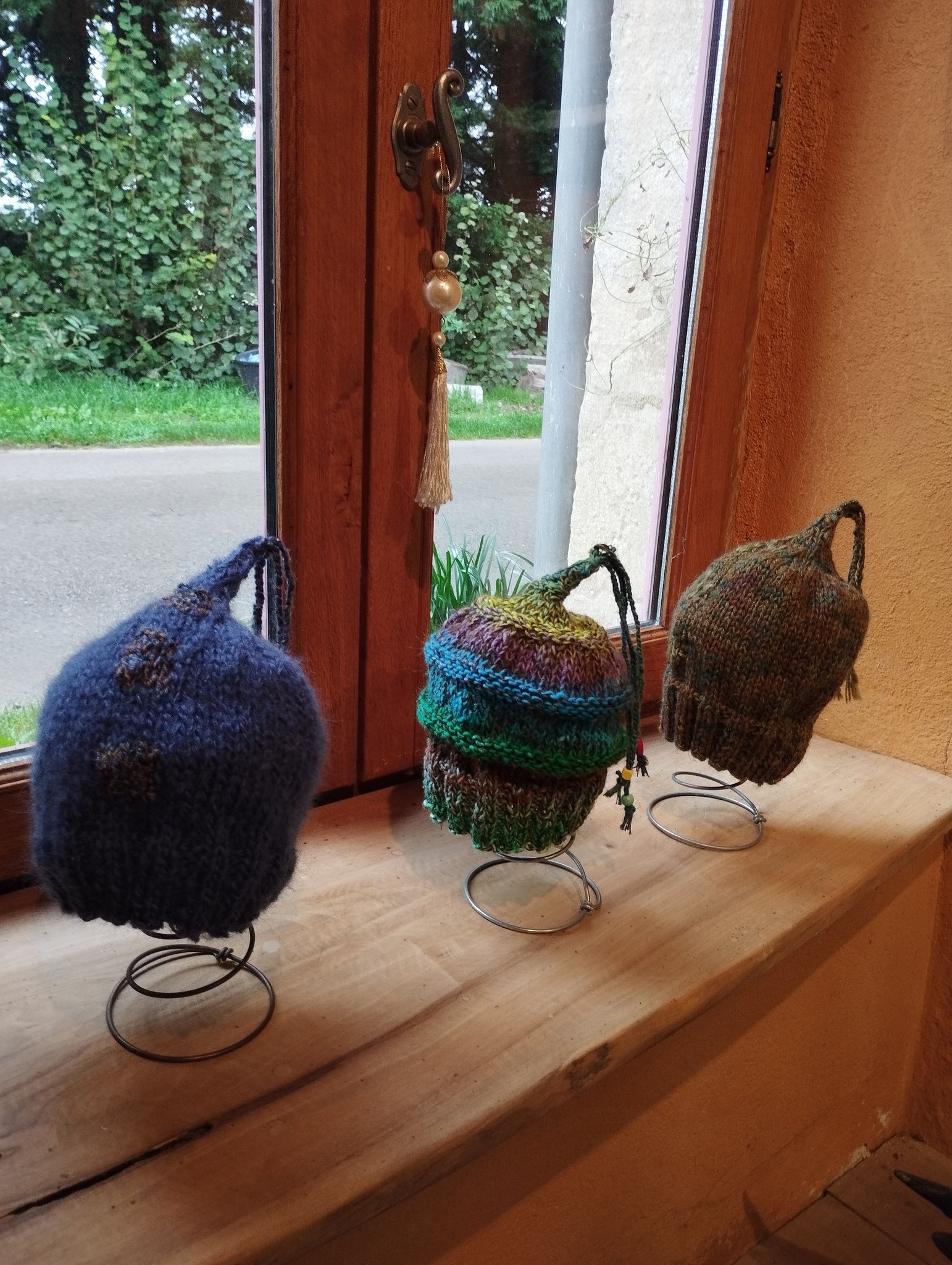 2 bonnets laine et mohair en commande et un petit nouveau multicolore en laine ,coton, soie et mohair.
entre 30 et 35 € ils sont à dispo à l'atelier à côté du lavoir .
Atelier de la Lisse
Lys
71460 Chissey les Macon
Également sur commande pour choisir ses couleurs et expédiable par courrier postal dans votre boîte aux lettres ?