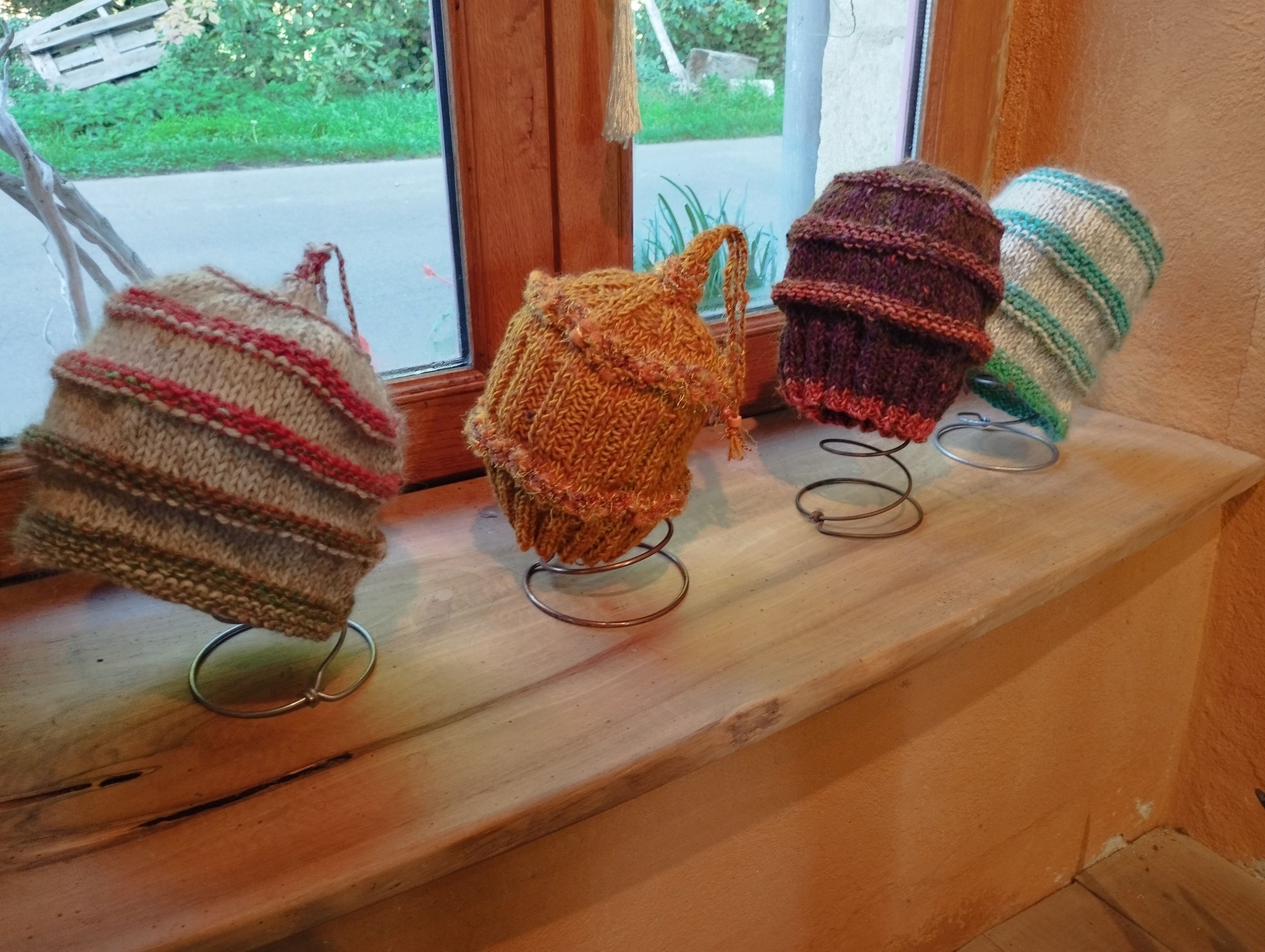 De la laine de la soie du mohair , toujours en pièces uniques , ceux ci sont à 35 € et peuvent arriver jusque chez vous par le courrier magique si vous êtes trop loin pour venir les découvrir à la galerie de l'atelier ?