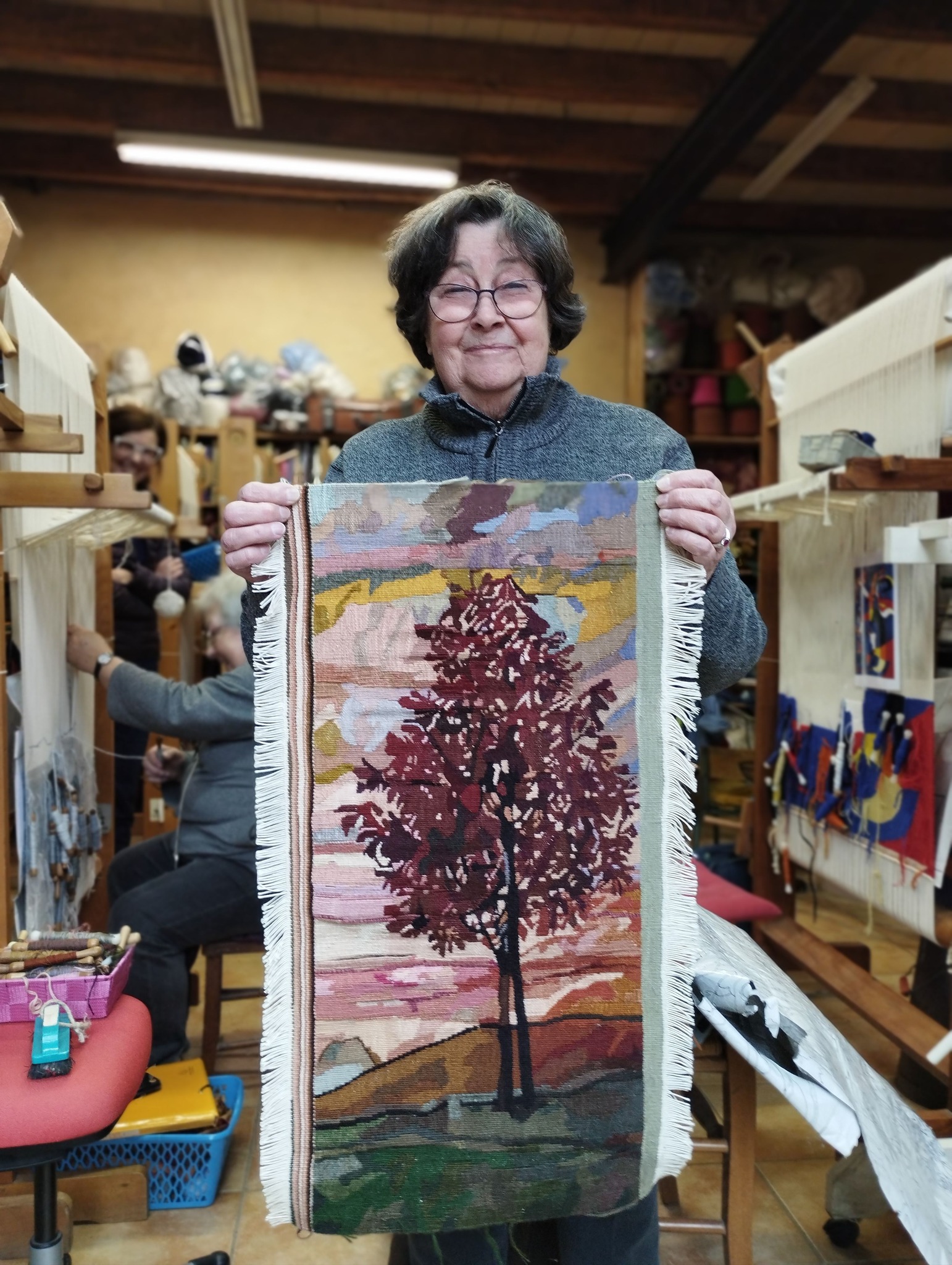 Voici la dernière tapisserie de notre chère Suzanne qui vient à l'atelier depuis 2007 en faisant le trajet avec les autres élèves en covoit depuis Lyon .
Elle nous quitte avec bon nombre de tapisseries qui ornent ses murs cette dernière est tirée d'une peinture d'Egon Schiele en 5,5 fils au cm pour la chaîne et en trame laine et soie, beaucoup de couleurs et énormément de mélanges à créer pour obtenir les bonnes teintes et être fidèle à l'artiste .
C'était un plaisir de partager toutes ces années de concentration et de fou rire avec notre doyenne .
Je ferai un poste ce soir avec ses autres tapisseries qui permettra de voir son évolution.