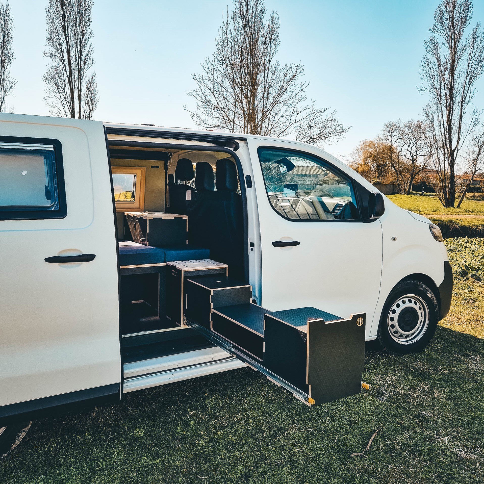 🇫🇷 Sans aucun doute l'aménagement le plus complet et optimisé pour Jumpy M ! 👌
Couchage sur toute la largeur jusqu'à 2,2m de longueur avec l'extension sur la banquette cuisine, 2 tiroirs coulissants pour un maximum de stockage et la possibilité de cuisiner en intérieur ou extérieur.
Aménagement réalisé avec nos éléments standards:
- Lit peigne Torridon 1800mm (tiroir stockage)
- Module passage de roue Clachan 1200mm, avec tablette extension couchage
- Bruich Biadh largeur 360mm, tiroir cuisine
- Sellerie Navy Blue
Compatible sur tous les modèles du groupe Stellantis (Expert, Vivaro, Jumpy, Proace, Scudo).
🇬🇧 This is arguably the most optimized and functional setup for Jumpy M !👌
This layout provides a full width bed extending to 2,2m, penty of storage space and our signature extending drawers with kitchen and storage configurations.
Fitted with our standard products this build includes:
- Torridon 1800mm (storage version)
- Clachan 1200 wheel arch unit, with 380mm flip up bed extension
- Bruich Biadh kitchen pod, 360mm wide, cook drawer version
- Navy standard upholstery
Compatible with all sistership models (Expert, Jumpy, Proace, Scudo, Vivaro).
#vanamenagé #vanausbau #amenagementvan #vivaro #opelvivarocamper #opelvivaro #vanlifebelgium #vanconversionproject #vanamenage #outdooradventures #vanlifegermany #jumpycamper #jumpyamenagé #scudocamper #scudo #peugeotexpert #peugeotexpertcamper #peugeotexpertvan #vanconversionideas #diycamperconversion #outdoorkitchen