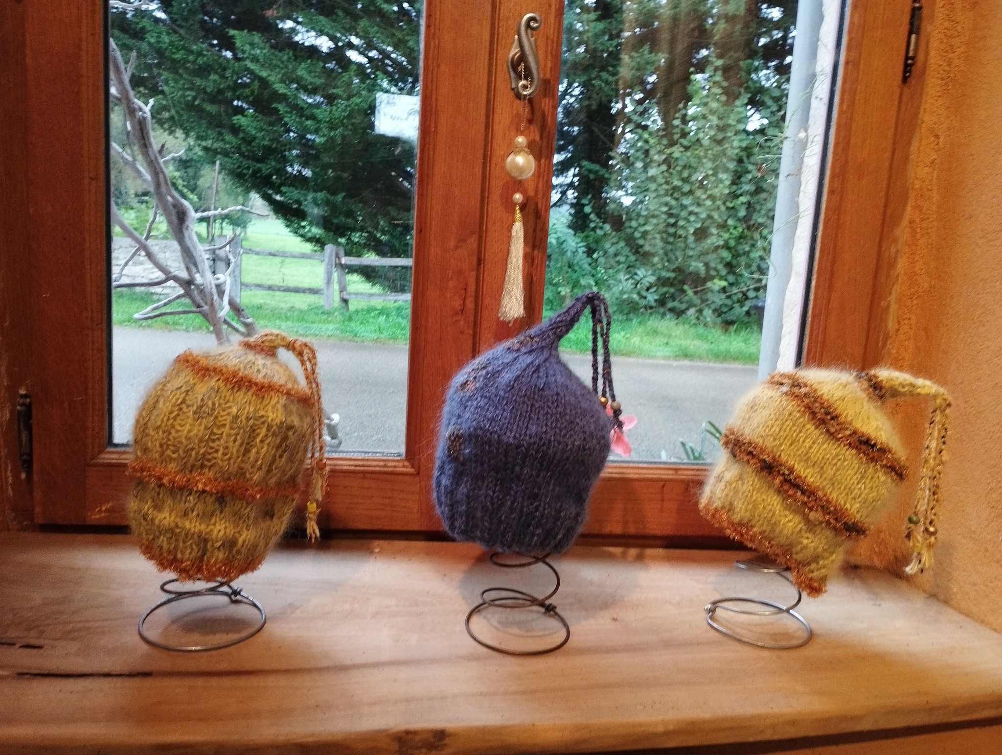 L'hiver va arriver et c'est bientôt Noël ? les 3 nouveaux de la semaine en angora de lapin de la Drôme.
La lissiere de Lys à repris son rythme de croisière
Atelier en journée, canapé en soirée avec ses laines et aiguilles préférées , jusqu'à fin décembre les bonnets restes à 30 € , ensuite il va falloir tout de même que j'augmente un peu...si si c'est mon patron qui me l'a dit .?