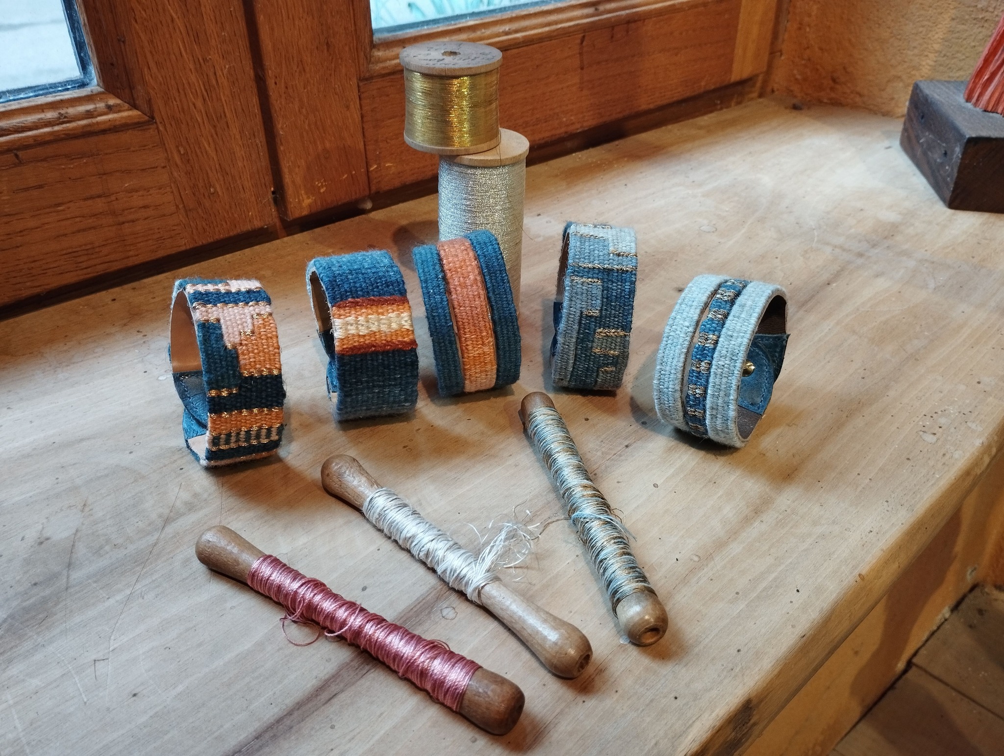 Je suis contente de vous présenter mes premières créations de bracelets tissés en haute lisse.
Mes petits trésors de laine ,soie , fils doré, et fils d'argent issu du stock d'un vieux monsieur passementier à st Etienne à qui j'ai racheté ses fils précieux, il était tellement content de savoir que j'allais les utiliser.
Mes chers voisins créateurs de chaussures sur mesure wakate.fr ont utilisé leur savoir faire pour une finition doublage et attache au top en cuir avec tannage végétal et sans métaux lourds tout doux pour la peau.
Une prochaine couvée arrive bientôt.
Je précise que comme d'habitude à l'Atelier de la Lisse je ne travaille qu'en pièce unique , donc si un de mes bracelets vous fait envie vous me donnez votre tour de poignet et l'on voit en fonction de ceux qui vous plaisent je travaille aussi comme pour mes tapisseries sur commande de couleur et de matière . Je suis fière d'être dans du 100% local fabriqué dans le clunisois, Bourgogne , France, Terre ?.
Vous pouvez vous faire plaisir pour ceux ci qui sont entre 40 et 60 € en fonction de la largeur .
Il est possible de les envoyer par courrier.
Merci de vos retours ☺️
#tapisseriefrancaises #tissagemain #courstissage #Bourgogne #atelierdelalisse #bijouxfrancais #laine #bracelet