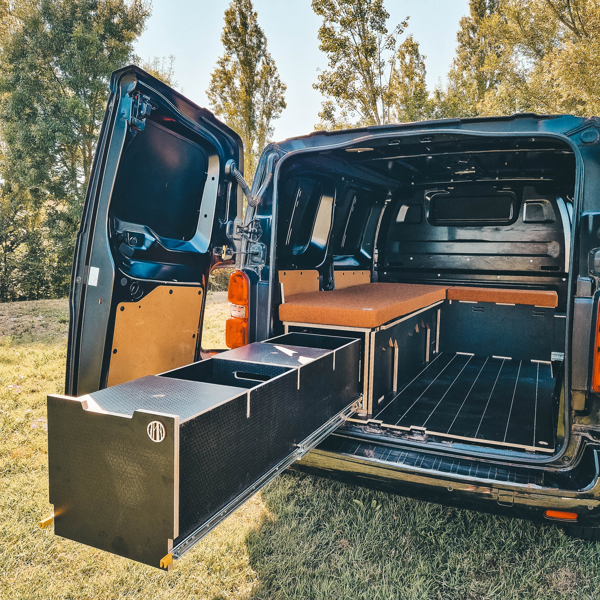 Peugeot Expert M in Black and Orange livery fitted with our standard products:
- Torridon sliding bed, version 1800x406mm, storage drawer
- Bruich Corbett unit 1400x360xH406mm, cook drawer option
- Urlar floor
- Burnt Orange Harris Tweed Upholstery
Proudly made in France and available throughout Europe.
#expertcamper #jumpycamper #jumpyamenagé #expertaménagé #peugeotexpert #peugeotexpertcamper #citroenjumpy #citroenjumpycamper #vanconversion #adventurevan #campervanconversion #vanlife #vanamenage #outdooradventures #vantravellers #vanlifemovement #vanlifecommunity #vanlifediaries #homeiswhereyouparkit #campinglife #vanlifebelgium #amenagementvan #roadtrip
