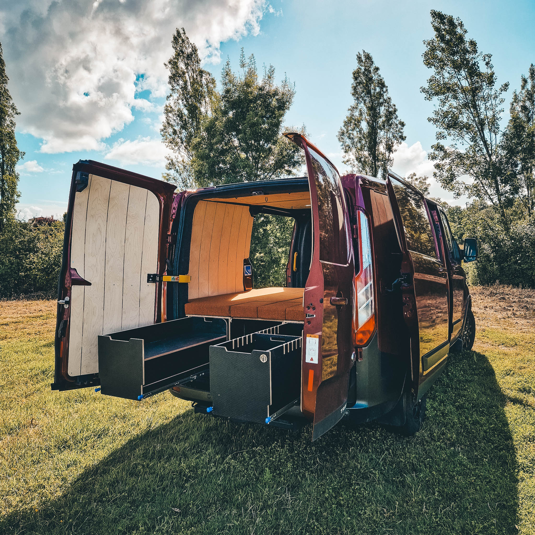 🇫🇷 Ford Transit Custom Trail paré pour l'aventure! Installation complète avec plancher et habillages intérieurs, module Assynt 1800x400 et de l'espace pour stocker 2 VTT 👌.
Le plafond est proposé ici avec option pour suspension de luminaires, une solution pratique qui ne nécessite pas d'installation électrique spécifique.
Installation réalisée en une journée à notre atelier.
Contactez nous dès maintenant pour votre projet d'aménagement, lien en bio.
🇬🇧 Stunning Ford Transit Custom Trail ready for adventure!
We love this van and you will love what we've done inside: full build including all interior panels and floor, Assynt 1800x400 unit providing a full width bed and enough room at the front to carry two e-bikes 👌using @loadedbikes fork mounts.
All installed in one day in our workshop.
Get in touch now to start building your dream van, link in bio.
#vanconversionideas #vanconversion #campervanadventures #campervanlicious #camper #fordcustom #transitcustom #transitcustomcamper #transitcamper #fordtransitcustomvan #vanlife #campervanconversion #fordtransitcamper #mountainbike #mountainbikelife #mountainbikevan #vanausbau #fourgonaménagé #vanaménagé #vanlifefrance