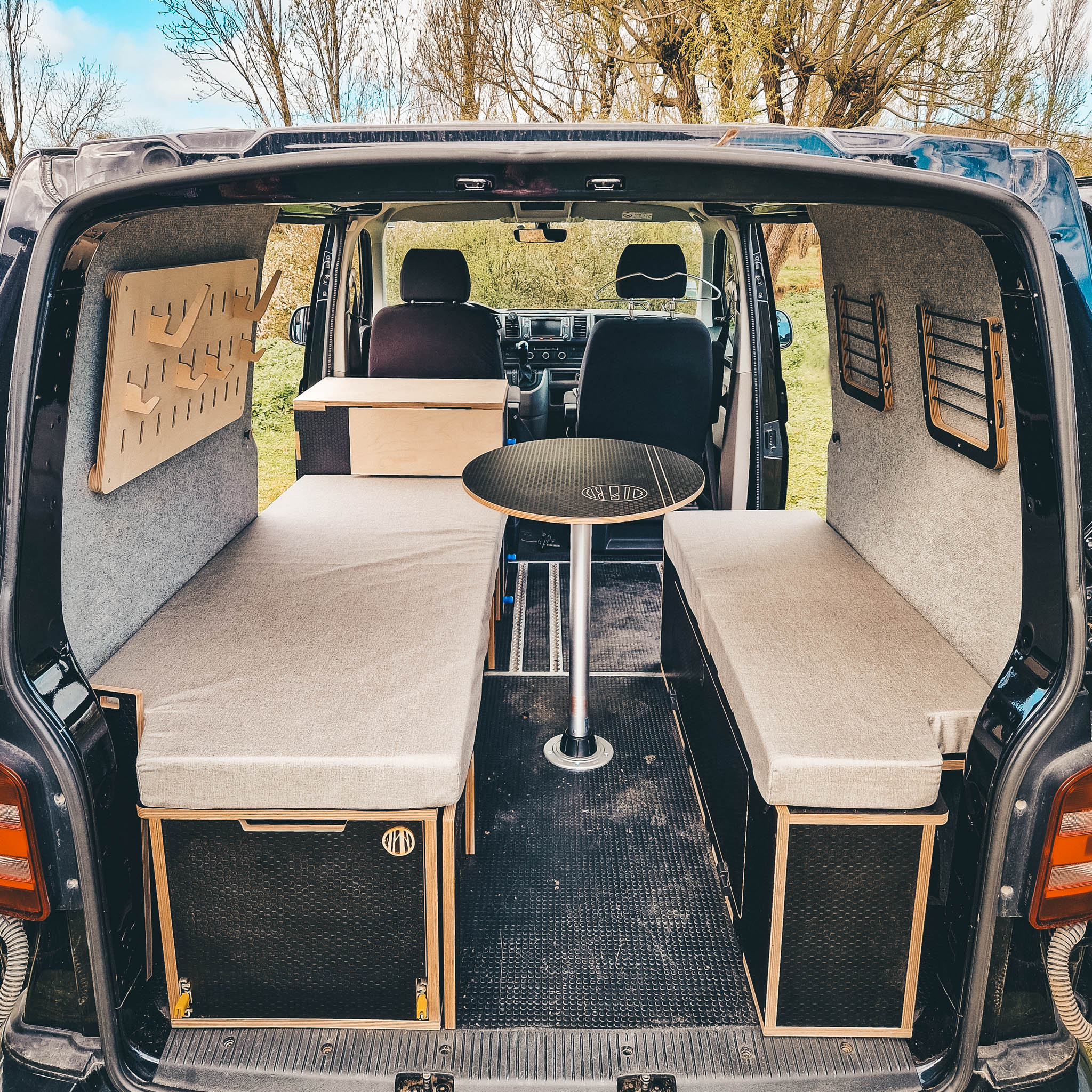 🇫🇷 Style et confort pour ce T6 Court L1, avec l'un de nos aménagements signatures: Lit peigne Torridon, Clachan et cuisine Bruich Beag.
Couchage de 1m80 sur toute la largeur grâce à l'extension rétractable installée sur la façade de module Clachan.
L'aménagement en détails:
- Lit peigne Torridon 1800x406, tiroir option boîte de rangement
- Module passage de roue Clachan, version 1400x406 avec extension rétractable
- Matelas et coussins avec tissu standard gris
- Cuisine Bruich Beag
- Table Suilven
- Rack Nooks, 2x Bunga Bungee
🇬🇧 One of our signature setup on VW T6 SWB: Torridon sliding bed, Clachan wheel arch unit and Bruich Beag kitchen pod.
Enjoy a full-width, 180cm long bed with the addition of a flip up extension installed on the Clachan 1400 unit.
Build with our standard units:
- Torridon 1800x406, storage drawer version
- Clachan 1400x406 with flip up extension
- Standard grey upholstery
- Bruich Beag kitchen pod
- Suilven table and leg
- Nooks Board, 2x Bunga Bungees
Locally manufactured and installed in our workshop on the coast of the Atlantic Ocean.
#vwt5 #homeiswhereyouparkit #adventurevan #campervanculture #vwcampervan #t6conversion #vwt5camper #vwt6 #vanlifenetherlands #t5camper #amenagementfourgon #campervanconversion #vwt6camper #dayvan #campervanideas #campervanlife #vanconversion #vanlifediaries #campervanlicious #vanausbau #diycamperconversion #outdooradventures #vanlifefrance #vanaménagé #t6aménagé