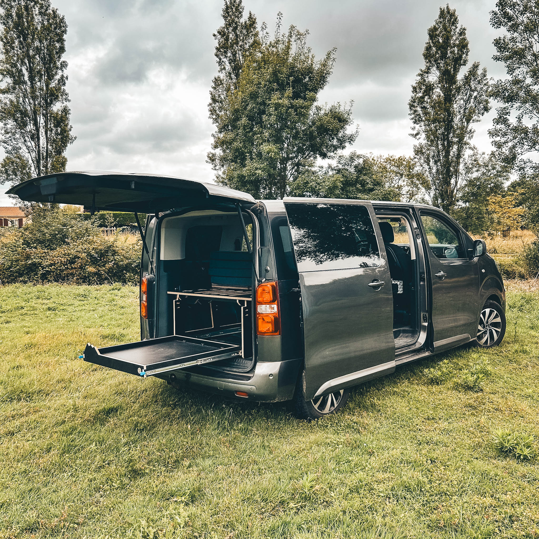 La banquette CUILLIN est la solution idéale pour les vans dotés de sièges passagers à l'arrière.
Présentée ici dans un Citroën Spacetourer M, nous l'avons adaptée à de nombreux modèles de vans.
Contactez nous pour plus de renseignements ou pour vos projets sur mesure, lien en bio.
#amenagementvan
#vanamenage
#vanaménagé
#jumpyamenagé
#spacetourer
#spacetourercamper
#peugeottraveller
#peugeottravellercamper
#proacecamper
#diycamperconversion
#familytravel
#familyvan
#familyvanlife
#familyvanconversion
#t5kombi
#t5caravelle
#t6caravelle
#vanlifecommunity
#peugeotexpert
#campervanconversion
