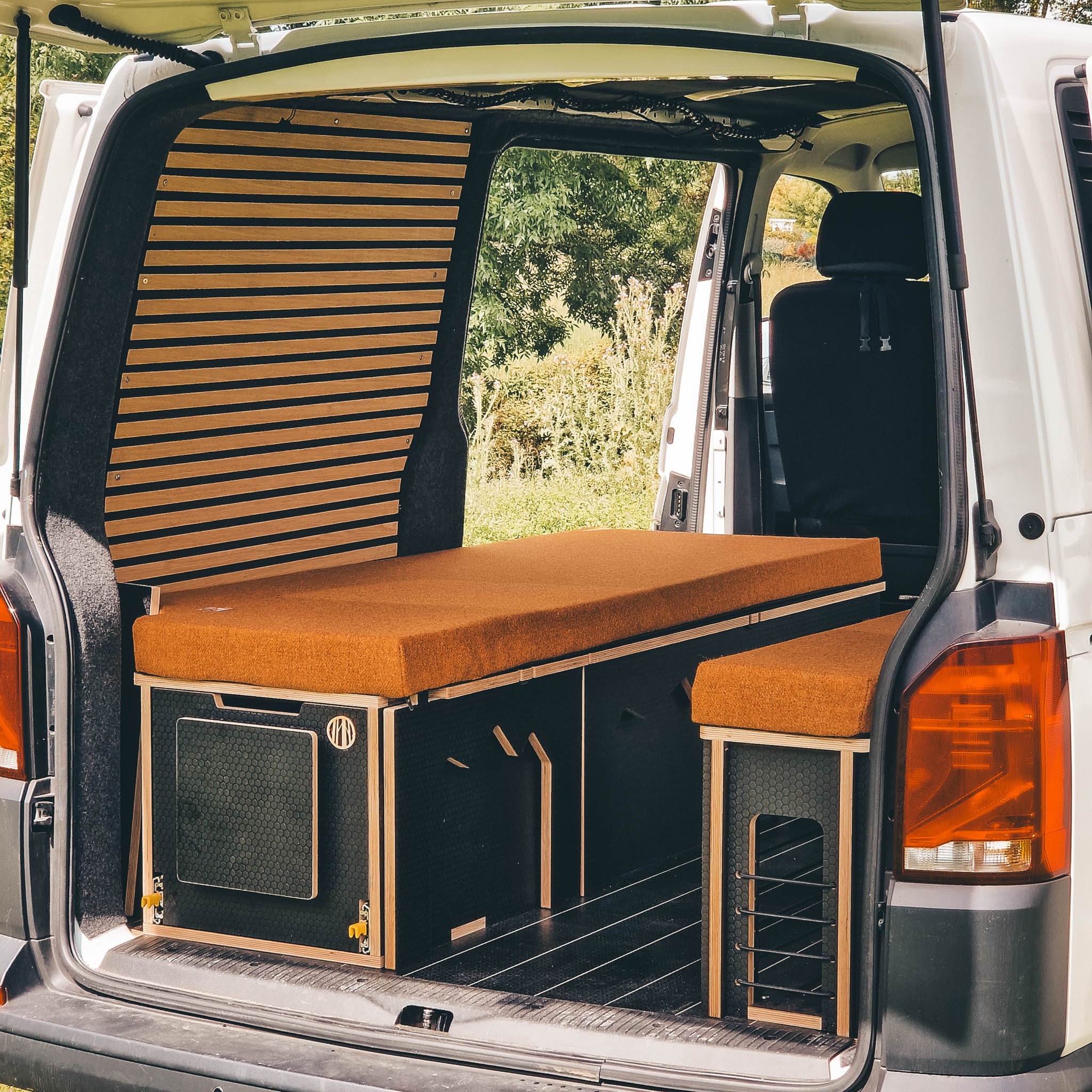 🇫🇷 Ce VW T6 L1 en provenance de Suisse 🇨🇭 est venu se refaire un beauté à notre atelier.
Beaucoup de nos clients choisissent de nous rendre visite pour bénéficier de notre service de pose de nos aménagements, et en profitent pour prolonger leur road trip dans notre belle région en bordure d'océan atlantique.
Aménagement avec couchage sur toute la largeur et des espaces de rangement accessibles de l'intérieur et de l'extérieur:
- Lit peigne TORRIDON 1800, tiroir coulissant version stockage
- Module banquette SORCHA, longueur 1400mm + extension
- Plancher URLAR
- Sellerie Harris Tweed Burnt Orange
Lien en bio pour découvrir notre gamme d'aménagements fabriqués en France et disponible dans toute l'Europe.
🇬🇧 This T6 SWB from Switzerland 🇨🇭 came to our workshop for an interior upgrade!
A lot of our customers choose to drop by our workshop to benefit from our van completion service and enjoy a nice road trip in our sun baked region on the atlantic coast.
This build features a full-width, 180cm long bed with plenty of storage space inside and outside of the van. This includes:
- TORRIDON sliding bed with extending storage drawer, version 1800x406
- SORCHA wheel arch storage and seating unit, version 1400x406 + flip-up extension
- URLAR floor
- Harris Tweed Burnt Orange upholstery
Get in touch now to start building your dream adventure van, link in bio.
#t6camper #vwt6camper #vanlifeswitzerland #swisslife #vwcamper #vwcampervan #vwbus #vwbuslife #vanausbau #vanconversion #vanconversionideas #campervanadventures #campervanculture #vanlifediaries #amenagementvan #homeiswhereyouparkit #fourgonaménagé #campervanlicious #vwt5camper #t5camper #vwt5