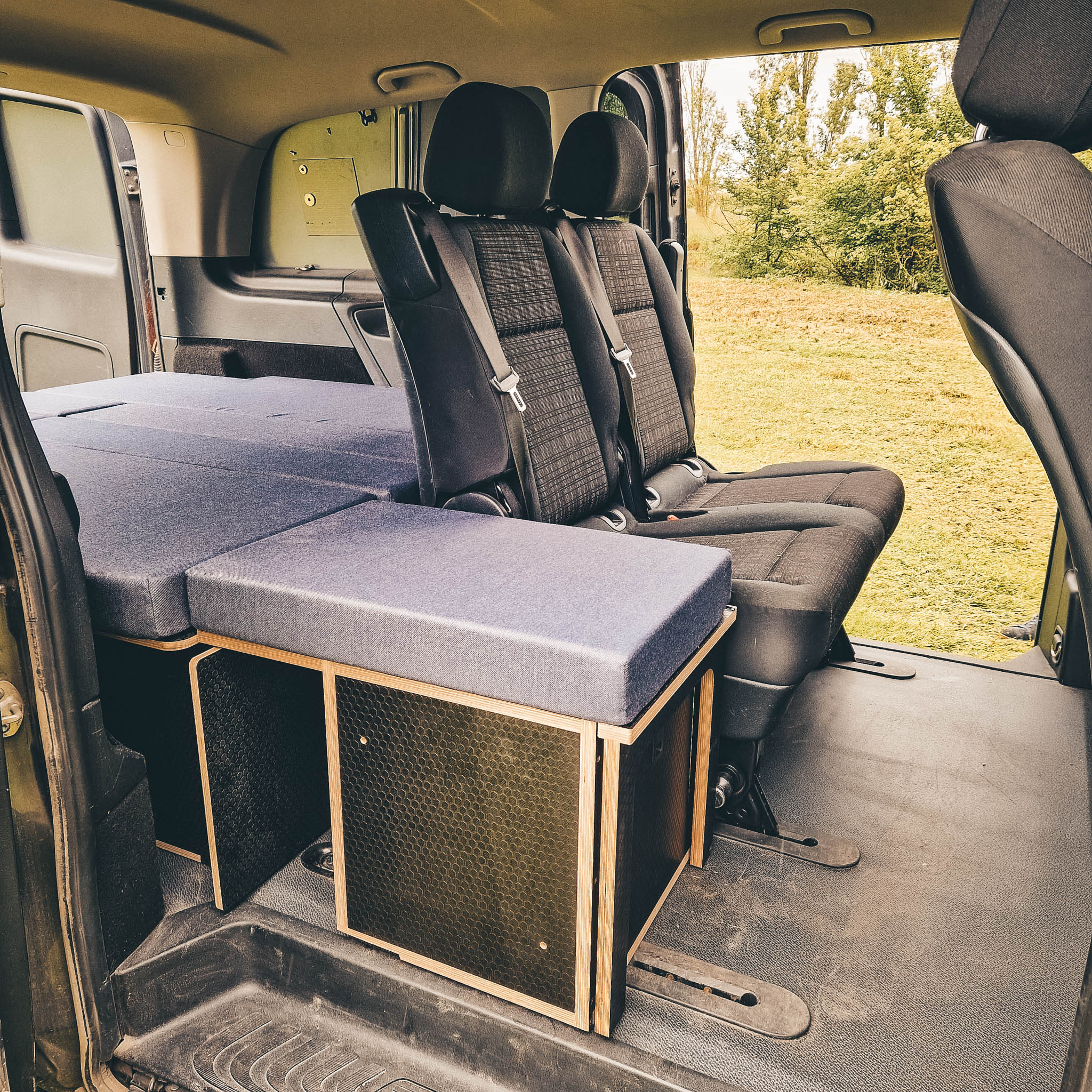 🇫🇷 Configuration ultra modulable pour ce Mercedes Vito Tourer Long, avec la possibilité de voyager avec la banquette 2 places arrière, tout en offrant un couchage de 180x140cm avec la banquette relevée.
Adaptation sur mesure de notre modèle Assynt 1400, l'aménagement comprend:
- Banquette double Assynt 1400x400, double tiroir cuisine et stockage
- Extension peigne Assynt
- Extension rétractable 500x400mm
- Sellerie bleu marine
Retrouvez tous nos aménagements sur assynt.fr
🇬🇧 Super modular set up for this Mercedes Vito Tourer LWB, ideal for a family trip: fold down the 2-seater bench for an ultra comfy 180x140cm bed featuring all the perks of our Assynt 1400 unit with two extending drawers and plenty of storage space.
This build features:
- Bespoke Assynt 1400x400 with cook and storage drawers
- 400 mm extension box
- 400x500mm flip-up extension
- Standard Navy upholstery
All dims and product info can be found online at assynt.fr
Link in bio to book a call or workshop visit to chat over all your ideas!
#vanconversion #vanausbau #amenagementvan #camper #vitocamper #vitocampervans #vitocamperconversion #vitotourer #familyvan #familyvanlife #familyvanconversion #vanconversionproject #campervanlife #vanamenagé #diycamperconversion #outdoorlife #vacancesfamille #familytime #HomeIsWhereYouParkIt
#VanLifeDiaries
#ProjectVanLife
#VanLifeMovement
#VanLifeExplorers